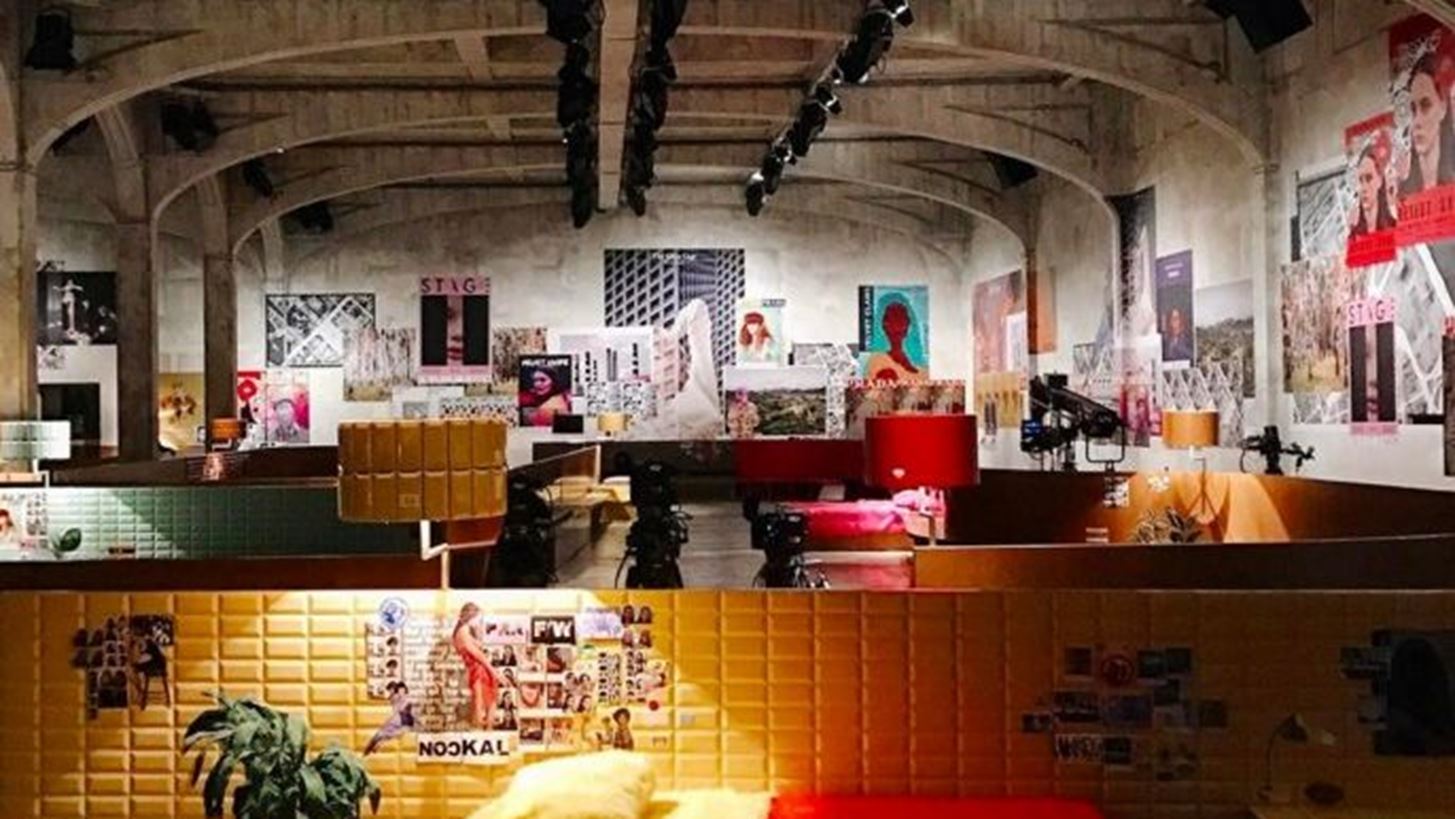 To &#x3C6;&#x3B5;&#x3C4;&#x3B9;&#x3BD;&#x3CC; show &#x3C4;&#x3B7;&#x3C2; Prada &#x3B5;&#x3AF;&#x3C7;&#x3B5; &#x3B3;&#x3B9;&#x3B1; &#x3C3;&#x3BA;&#x3B7;&#x3BD;&#x3B9;&#x3BA;&#x3CC; &#x3B5;&#x3C6;&#x3B7;&#x3B2;&#x3B9;&#x3BA;&#x3AC; retro &#x3C5;&#x3C0;&#x3BD;&#x3BF;&#x3B4;&#x3C9;&#x3BC;&#x3AC;&#x3C4;&#x3B9;&#x3B1;