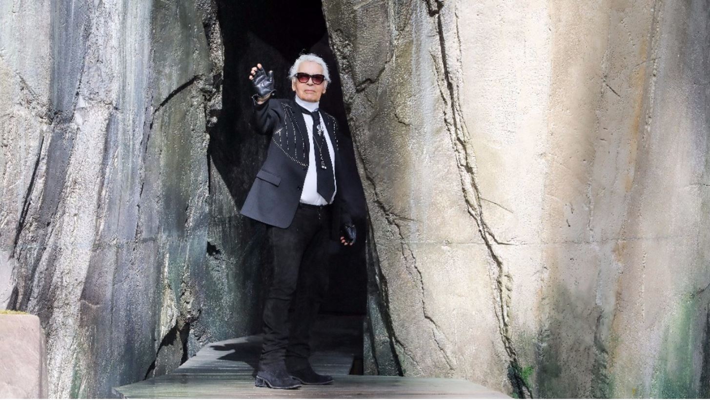 O Karl Lagerfeld &#x3C3;&#x3C7;&#x3B5;&#x3B4;&#x3B9;&#x3AC;&#x3B6;&#x3B5;&#x3B9; &#x3C4;&#x3BF;&#x3BD; Harvey Weinstein &#x3C3;&#x3B5; &#x3BC;&#x3AF;&#x3B1; &#x27;&#x3B1;&#x3B9;&#x3C7;&#x3BC;&#x3B7;&#x3C1;&#x3AE;&#x27; &#x3B3;&#x3B5;&#x3BB;&#x3BF;&#x3B9;&#x3BF;&#x3B3;&#x3C1;&#x3B1;&#x3C6;&#x3AF;&#x3B1;