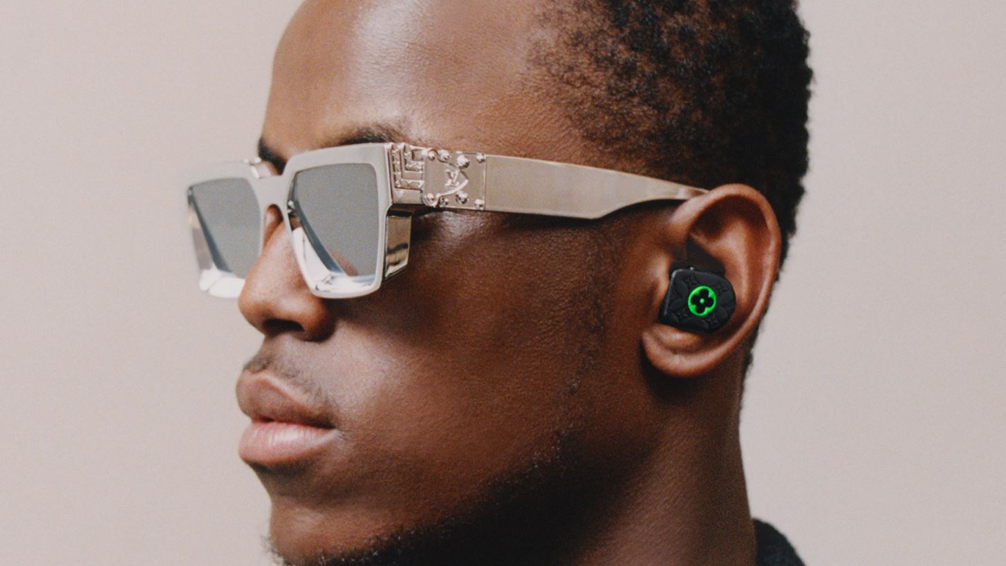 O &#x3BF;&#x3AF;&#x3BA;&#x3BF;&#x3C2; Louis Vuitton &#x3B1;&#x3BD;&#x3B1;&#x3B2;&#x3B1;&#x3B8;&#x3BC;&#x3AF;&#x3B6;&#x3B5;&#x3B9; &#x3C4;&#x3B1; wireless earphones