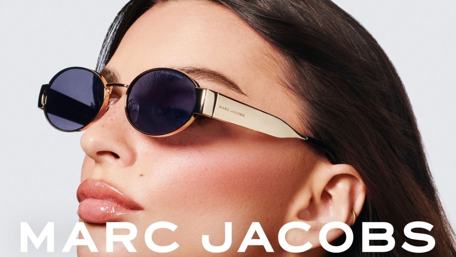 &#x397; Marc Jacobs &#x3C0;&#x3B1;&#x3C1;&#x3BF;&#x3C5;&#x3C3;&#x3B9;&#x3AC;&#x3B6;&#x3B5;&#x3B9; &#x3C4;&#x3B7; &#x3BD;&#x3AD;&#x3B1; &#x3C3;&#x3C5;&#x3BB;&#x3BB;&#x3BF;&#x3B3;&#x3AE; &#x3B3;&#x3C5;&#x3B1;&#x3BB;&#x3B9;&#x3CE;&#x3BD; &#x3B3;&#x3B9;&#x3B1; &#x3C4;&#x3B7; &#x3C3;&#x3B5;&#x3B6;&#x3CC;&#x3BD; &#x386;&#x3BD;&#x3BF;&#x3B9;&#x3BE;&#x3B7;/&#x39A;&#x3B1;&#x3BB;&#x3BF;&#x3BA;&#x3B1;&#x3AF;&#x3C1;&#x3B9; 2025