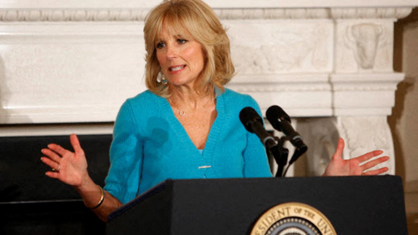Jill Biden | &#x397; &#x3B4;&#x3B1;&#x3C3;&#x3BA;&#x3AC;&#x3BB;&#x3B1; &#x3C0;&#x3BF;&#x3C5; &#x3AD;&#x3C6;&#x3C4;&#x3B1;&#x3C3;&#x3B5; &#x3BC;&#x3AD;&#x3C7;&#x3C1;&#x3B9; &#x3C4;&#x3BF; &#x39B;&#x3B5;&#x3C5;&#x3BA;&#x3CC; &#x39F;&#x3AF;&#x3BA;&#x3BF;