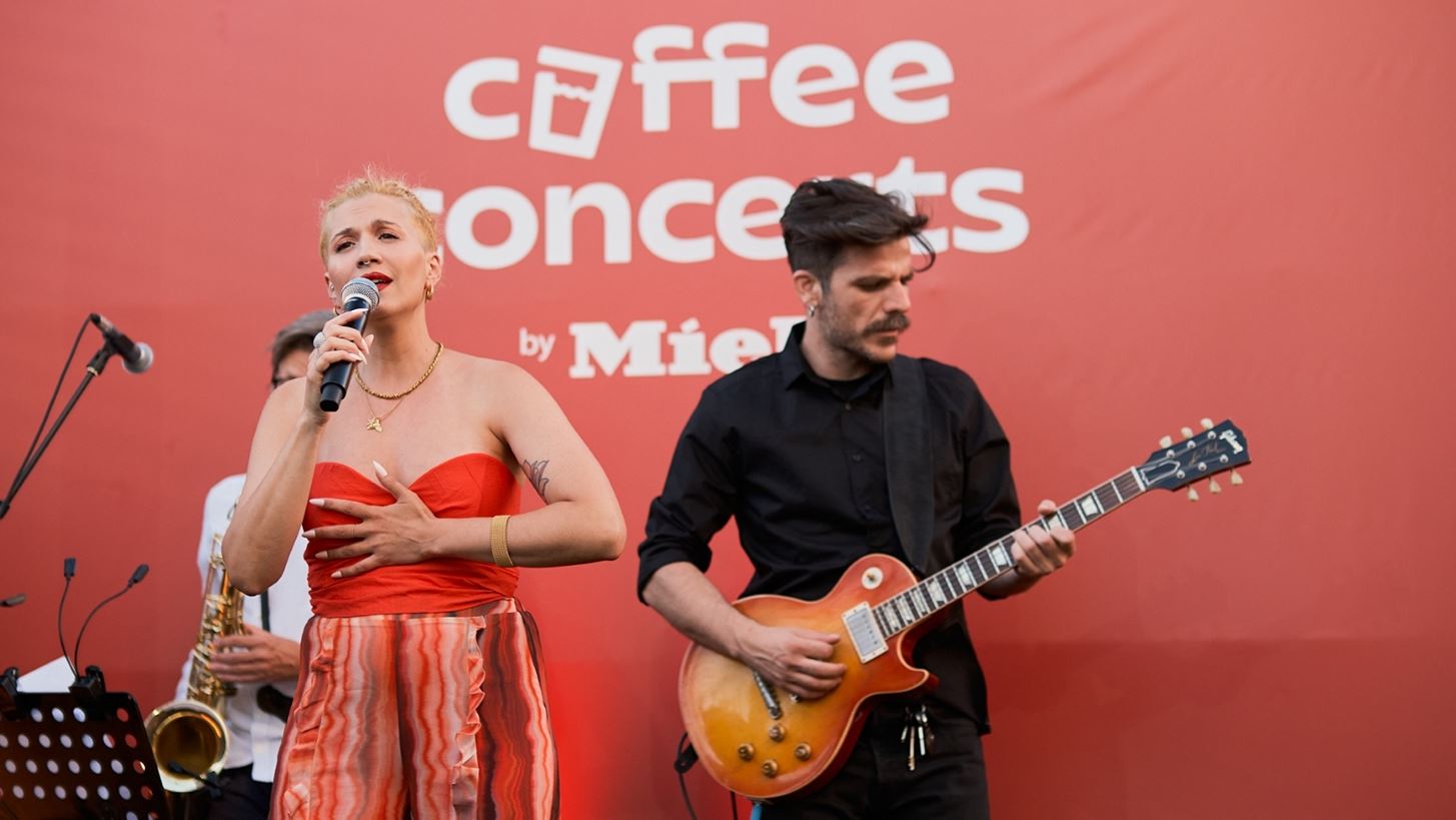 Coffee Concert by Miele | H &#x3A0;&#x3AD;&#x3BD;&#x3BD;&#x3C5; &#x39C;&#x3C0;&#x3B1;&#x3BB;&#x3C4;&#x3B1;&#x3C4;&#x3B6;&#x3AE; &#x3C3;&#x3B5; &#x3AD;&#x3BD;&#x3B1; unplugged live &#x3C0;&#x3BF;&#x3C5; &#x3B9;&#x3BA;&#x3B1;&#x3BD;&#x3BF;&#x3C0;&#x3BF;&#x3AF;&#x3B7;&#x3C3;&#x3B5; &#x3CC;&#x3BB;&#x3B5;&#x3C2; &#x3C4;&#x3B9;&#x3C2; &#x3B1;&#x3B9;&#x3C3;&#x3B8;&#x3AE;&#x3C3;&#x3B5;&#x3B9;&#x3C2;
