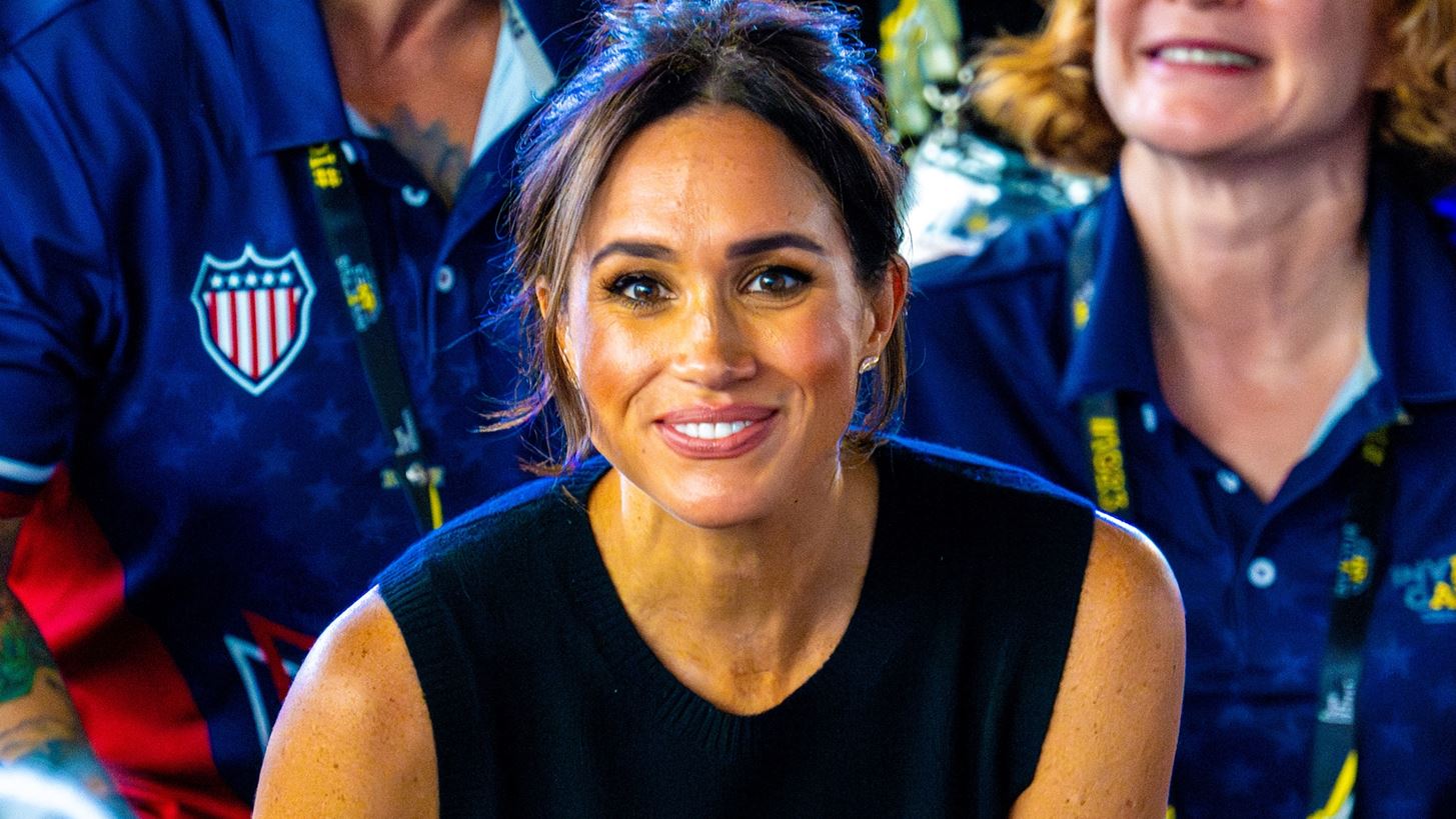 Meghan Markle | &#x3A6;&#x3CC;&#x3C1;&#x3B5;&#x3C3;&#x3B5; &#x3C4;&#x3BF; &#x3B9;&#x3B4;&#x3B1;&#x3BD;&#x3B9;&#x3BA;&#x3CC; total white &#x3C3;&#x3CD;&#x3BD;&#x3BF;&#x3BB;&#x3BF; &#x3B3;&#x3B9;&#x3B1; &#x3C4;&#x3B7;&#x3BD; &#x3AC;&#x3BD;&#x3BF;&#x3B9;&#x3BE;&#x3B7;