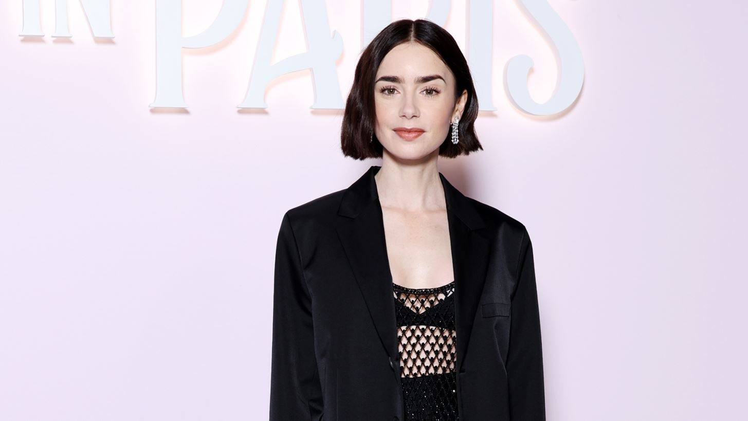 Emily in Paris | &#x397; Lily Collins &#x3C6;&#x3CC;&#x3C1;&#x3B5;&#x3C3;&#x3B5; &#x3C4;&#x3B7; Dior &#x3B4;&#x3B7;&#x3BC;&#x3B9;&#x3BF;&#x3C5;&#x3C1;&#x3B3;&#x3AF;&#x3B1; &#x3C0;&#x3BF;&#x3C5; &#x3B8;&#x3B1; &#x3B5;&#x3BD;&#x3AD;&#x3BA;&#x3C1;&#x3B9;&#x3BD;&#x3B5; &#x3B7; Emily Cooper