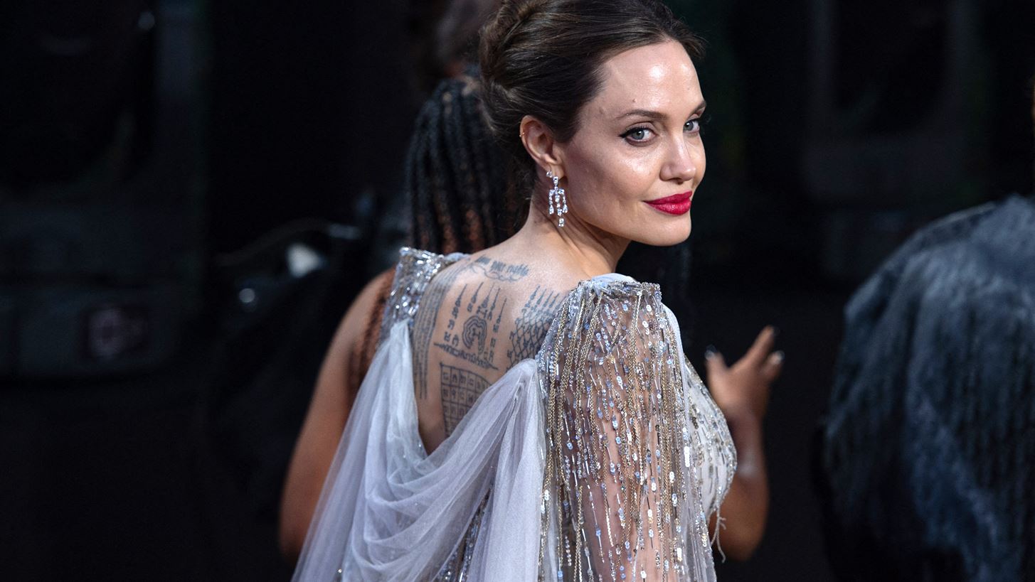 &#x397; Angelina Jolie &#x3C0;&#x3B9;&#x3BF; &#x3B5;&#x3BA;&#x3B8;&#x3B1;&#x3BC;&#x3B2;&#x3C9;&#x3C4;&#x3B9;&#x3BA;&#x3AE; &#x3B1;&#x3C0;&#x3CC; &#x3C0;&#x3BF;&#x3C4;&#x3AD;
