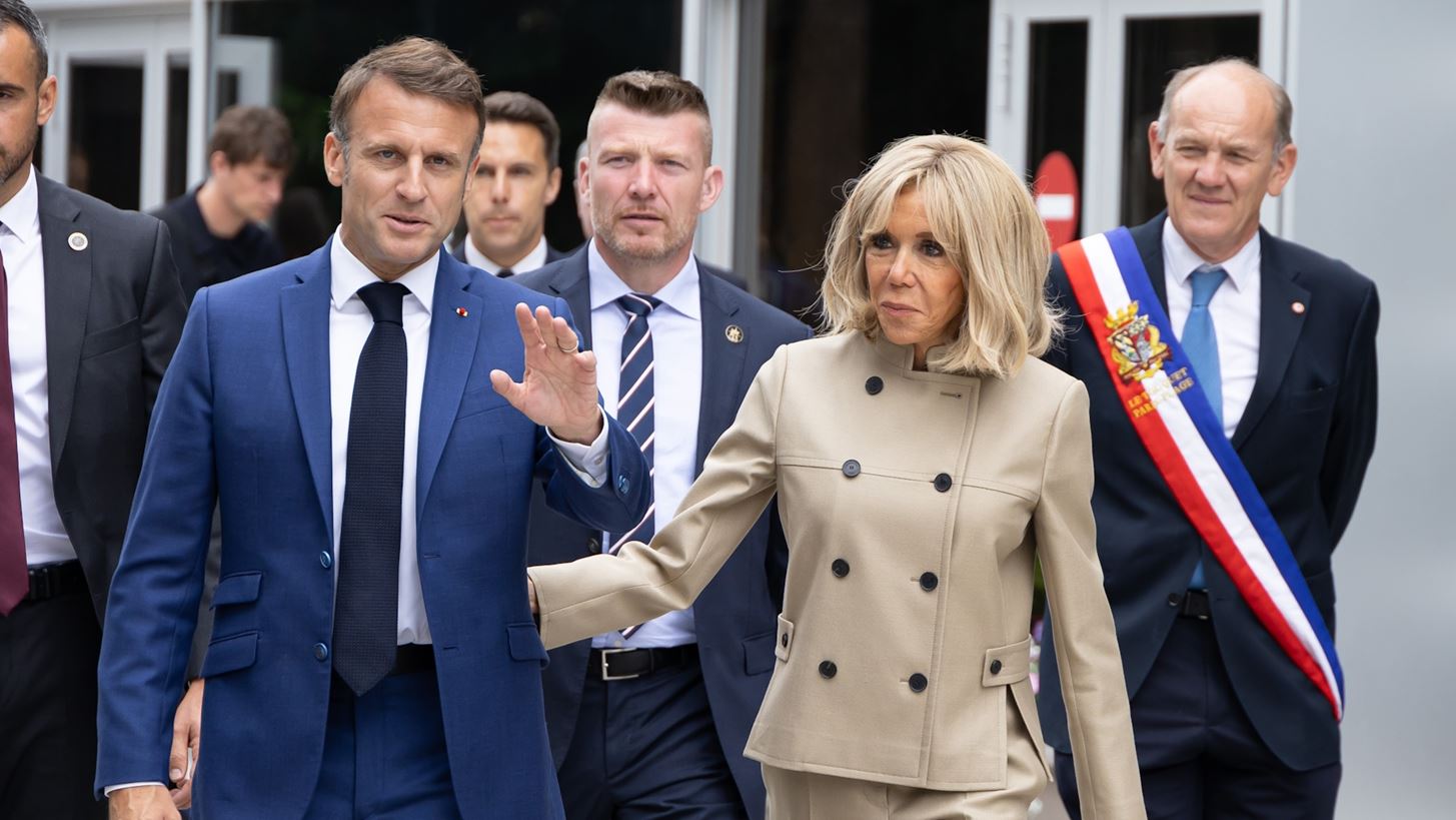 &quot;&#x395;&#x3AF;&#x3BD;&#x3B1;&#x3B9; &#x3B1;&#x3BD;&#x3BF;&#x3B7;&#x3C3;&#x3AF;&#x3B5;&#x3C2;&quot;: &#x39F; &#x395;mmanuel Macron &#x3B5;&#x3C0;&#x3B9;&#x3C4;&#x3AF;&#x3B8;&#x3B5;&#x3C4;&#x3B1;&#x3B9; &#x3C3;&#x3C4;&#x3B9;&#x3C2; &#x3C4;&#x3C1;&#x3B1;&#x3BD;&#x3C3;&#x3C6;&#x3BF;&#x3B2;&#x3B9;&#x3BA;&#x3AD;&#x3C2; &#x3C6;&#x3AE;&#x3BC;&#x3B5;&#x3C2; &#x3B3;&#x3B9;&#x3B1; &#x3C4;&#x3B7; &#x3C3;&#x3CD;&#x3B6;&#x3C5;&#x3B3;&#x3CC; &#x3C4;&#x3BF;&#x3C5;, Brigitte
