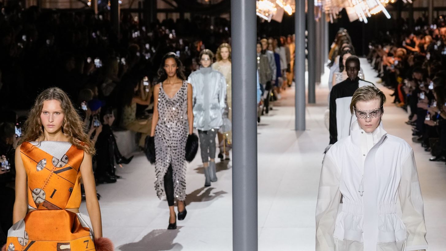 Louis Vuitton AW&#x27; 24 | &#x397; Sci-Couture &#x3C1;&#x3B5;&#x3C4;&#x3C1;&#x3BF;&#x3C3;&#x3C0;&#x3B5;&#x3BA;&#x3C4;&#x3AF;&#x3B2;&#x3B1; &#x3C4;&#x3BF;&#x3C5; Nicolas Ghesqui&#xE8;re