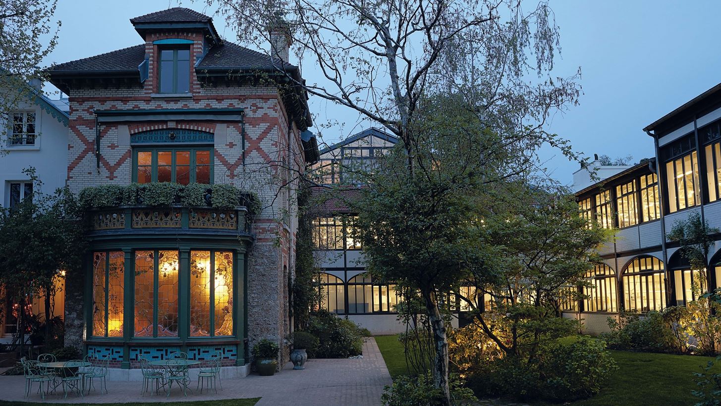 &#x39C;&#x3B9;&#x3B1; &#x3BC;&#x3AD;&#x3C1;&#x3B1; &#x3C3;&#x3C4;&#x3B7;&#x3BD; art nouveau &#x3AD;&#x3C0;&#x3B1;&#x3C5;&#x3BB;&#x3B7; &#x3C4;&#x3BF;&#x3C5; Louis Vuitton &#x3C3;&#x3C4;&#x3B7;&#x3BD; Asni&#xE8;res