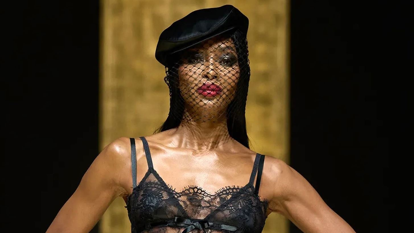 &#x3A4;&#x3BF; &quot;Mob Wife&quot; trend (&#x3BA;&#x3B1;&#x3B9;) &#x3C3;&#x3C4;&#x3B7;&#x3BD; &#x3C0;&#x3B1;&#x3C3;&#x3B1;&#x3C1;&#x3AD;&#x3BB;&#x3B1; | &#x39F;&#x3B9; Dolce &amp; Gabbana &#x3C0;&#x3C1;&#x3CC;&#x3C4;&#x3B5;&#x3B9;&#x3BD;&#x3B1;&#x3BD; &#x3C4;&#x3BF; &#x3C0;&#x3B9;&#x3BF; &#x3C0;&#x3BF;&#x3BB;&#x3C5;&#x3C4;&#x3B5;&#x3BB;&#x3AD;&#x3C2; &#x3BC;&#x3B1;&#x3BA;&#x3B9;&#x3B3;&#x3B9;&#x3AC;&#x3B6;