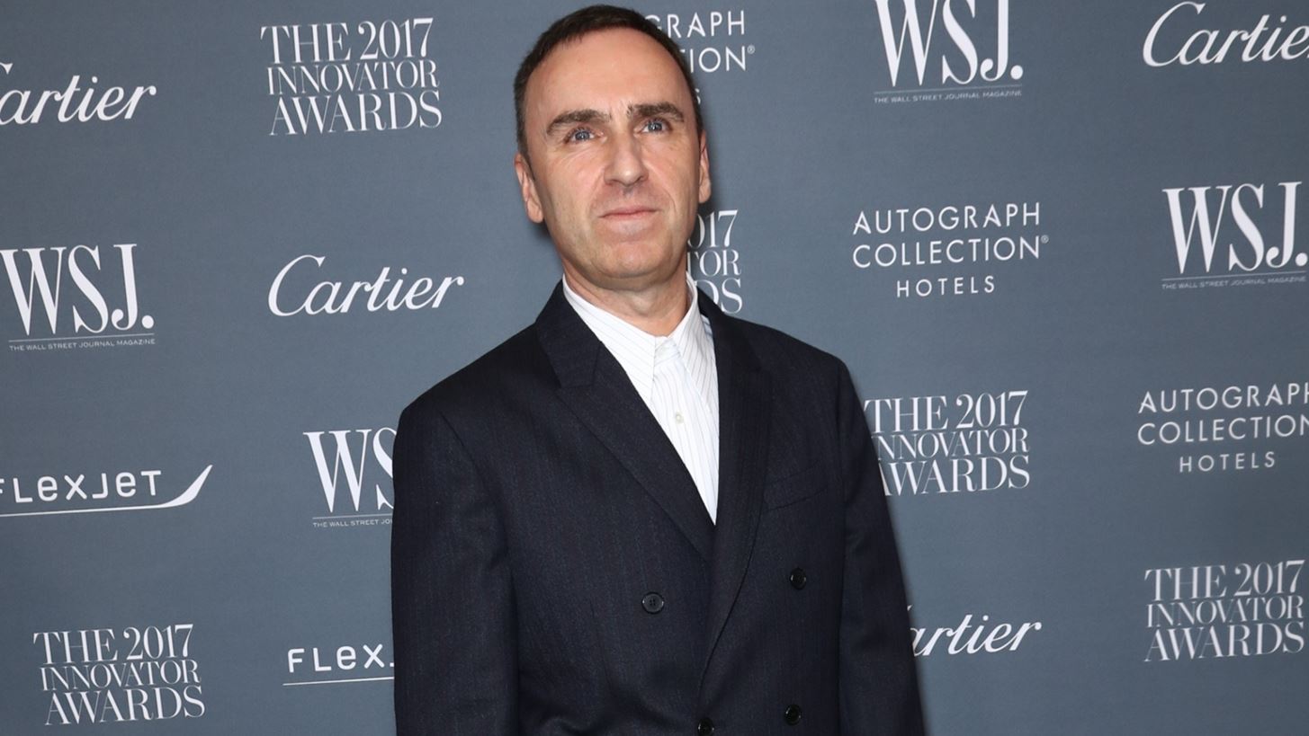 &#x3A4;&#x3AD;&#x3BB;&#x3BF;&#x3C2; &#x3B5;&#x3C0;&#x3BF;&#x3C7;&#x3AE;&#x3C2; | &#x39F; Raf Simons &#x3BA;&#x3BB;&#x3B5;&#x3AF;&#x3BD;&#x3B5;&#x3B9; &#x3C4;&#x3BF;&#x3BD; &#x3BF;&#x3BC;&#x3CE;&#x3BD;&#x3C5;&#x3BC;&#x3BF; &#x3BF;&#x3AF;&#x3BA;&#x3BF; &#x3C4;&#x3BF;&#x3C5;