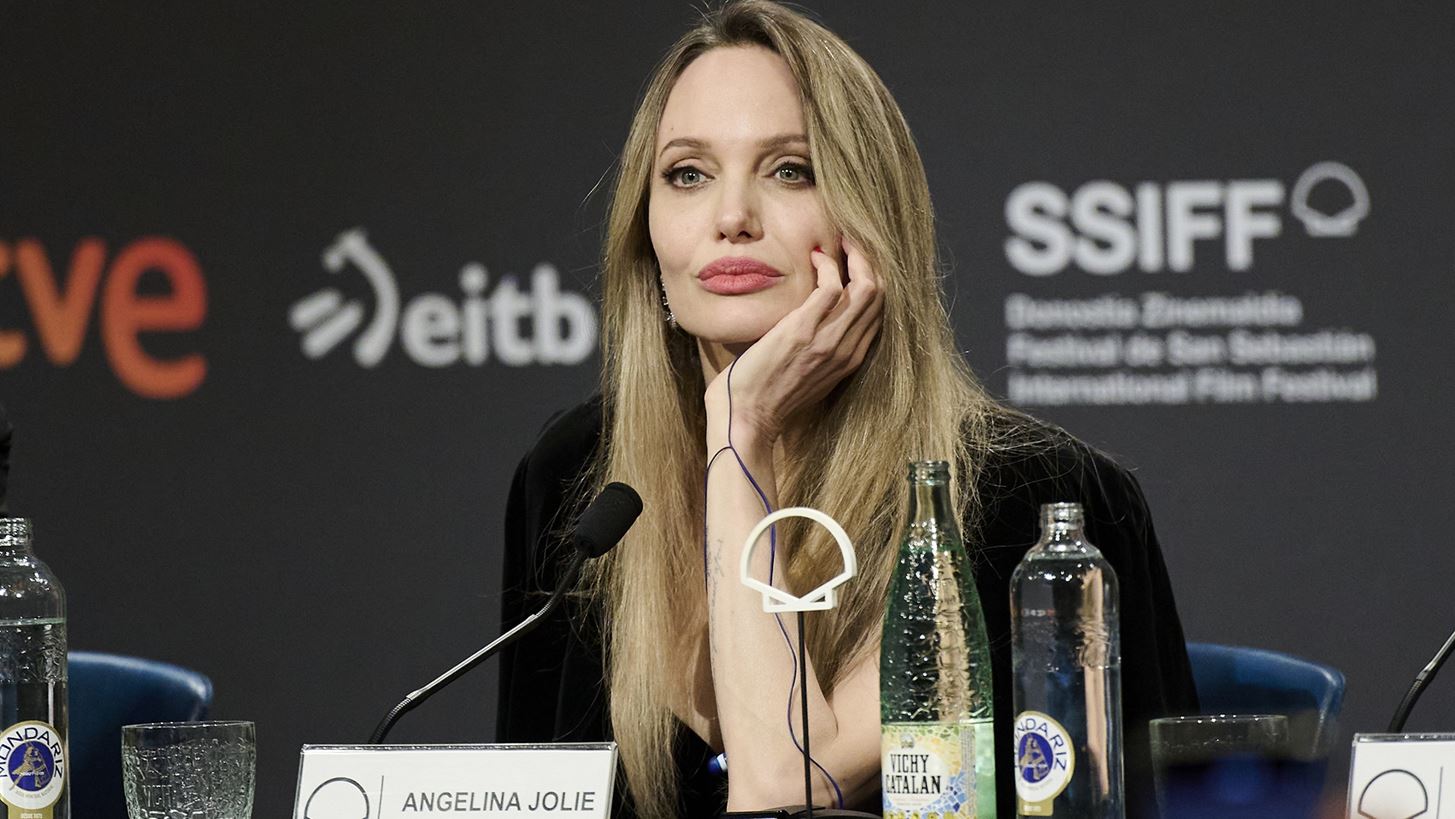 Angelina Jolie | &#x394;&#x3C5;&#x3BD;&#x3B1;&#x3BC;&#x3B9;&#x3BA;&#x3CC; comeback &#x3BC;&#x3B5; &#x3BC;&#x3B9;&#x3B1; &#x3B1;&#x3BA;&#x3CC;&#x3BC;&#x3B1; &#x3C0;&#x3B5;&#x3C1;&#x3B9;&#x3C0;&#x3AD;&#x3C4;&#x3B5;&#x3B9;&#x3B1;