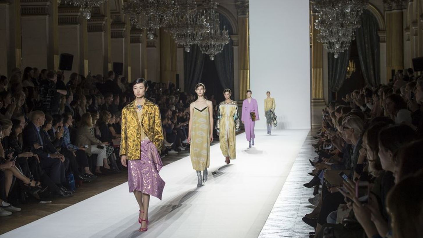 Chloe, Dries Van Noten S/S &#x27;18:&#x3A4;&#x3B1; &#x3C9;&#x3C1;&#x3B1;&#x3B9;&#x3CC;&#x3C4;&#x3B5;&#x3C1;&#x3B1; looks &#x3C4;&#x3C9;&#x3BD; &#x3C3;&#x3C5;&#x3BB;&#x3BB;&#x3BF;&#x3B3;&#x3CE;&#x3BD;