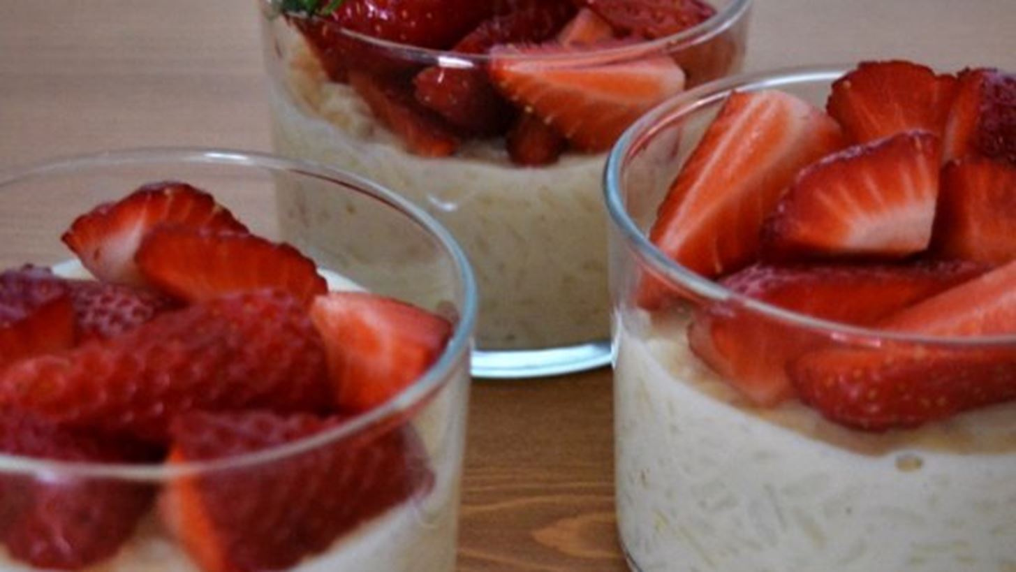 Νηστίσιμο ρυζόγαλο με γάλα καρύδας και φράουλες με συνταγή της ειδικού