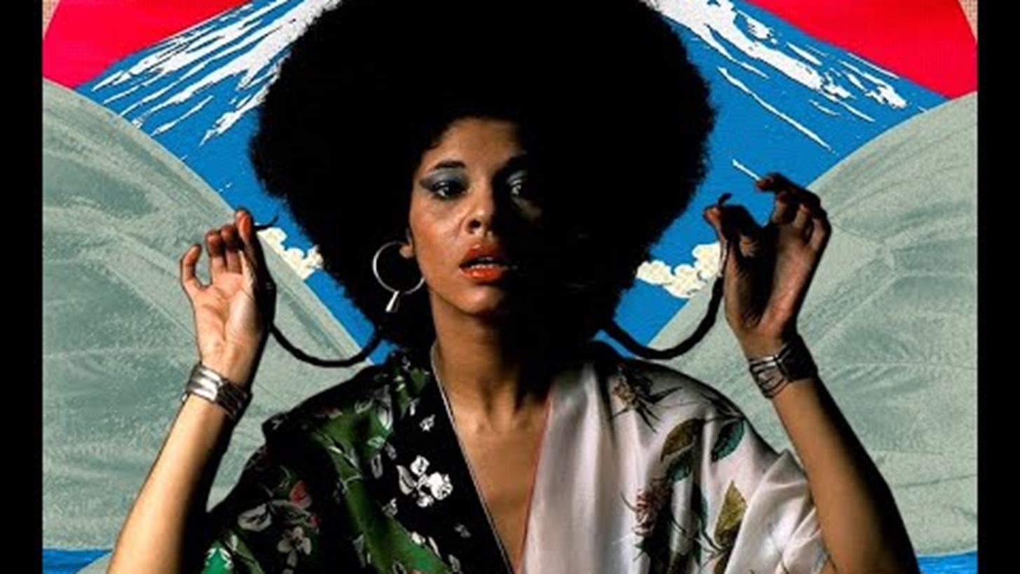 Betty Davis | &#x3A0;&#x3AD;&#x3B8;&#x3B1;&#x3BD;&#x3B5; &#x3B7; &#x3B2;&#x3B1;&#x3C3;&#x3AF;&#x3BB;&#x3B9;&#x3C3;&#x3C3;&#x3B1; &#x3C4;&#x3B7;&#x3C2; funk &#x3BA;&#x3B1;&#x3B9; &#x3C3;&#x3CD;&#x3B6;&#x3C5;&#x3B3;&#x3BF;&#x3C2; &#x3C4;&#x3BF;&#x3C5; Miles Davis, &#x3C3;&#x3B5; &#x3B7;&#x3BB;&#x3B9;&#x3BA;&#x3AF;&#x3B1; 77 &#x3B5;&#x3C4;&#x3CE;&#x3BD;