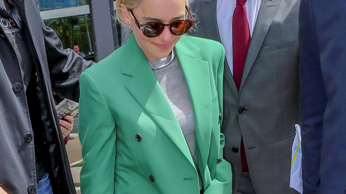 Emilia Clarke: &#x395;&#x3BC;&#x3C6;&#x3B1;&#x3BD;&#x3AF;&#x3C3;&#x3C4;&#x3B7;&#x3BA;&#x3B5; &#x3BC;&#x3B5; &#x3C4;&#x3BF; outfit &#x3C0;&#x3BF;&#x3C5; &#x3B8;&#x3AD;&#x3BB;&#x3BF;&#x3C5;&#x3BC;&#x3B5; &#x3BD;&#x3B1; &#x3C6;&#x3BF;&#x3C1;&#x3AC;&#x3BC;&#x3B5; &#x3CC;&#x3BB;&#x3B7; &#x3C4;&#x3B7;&#x3BD; &#x3AC;&#x3BD;&#x3BF;&#x3B9;&#x3BE;&#x3B7;