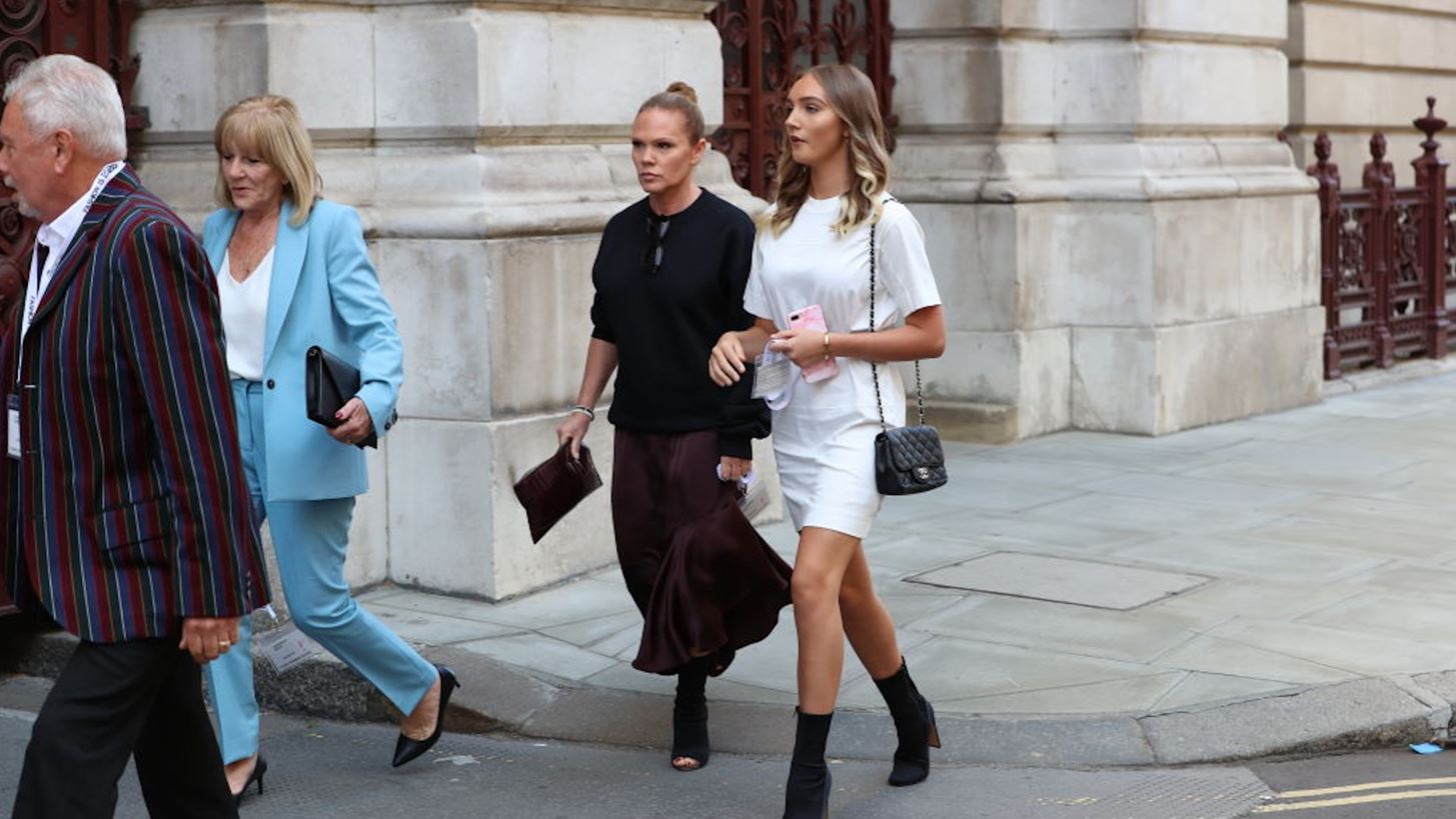 Victoria Beckham | &#x397; &#x3BC;&#x3B9;&#x3BA;&#x3C1;&#x3AE; &#x3B1;&#x3B4;&#x3B5;&#x3BB;&#x3C6;&#x3AE; &#x3C4;&#x3B7;&#x3C2;, Louise &#x3B5;&#x3AF;&#x3BD;&#x3B1;&#x3B9; &#x3BA;&#x3BB;&#x3CE;&#x3BD;&#x3BF;&#x3C2; &#x3C4;&#x3B7;&#x3C2;