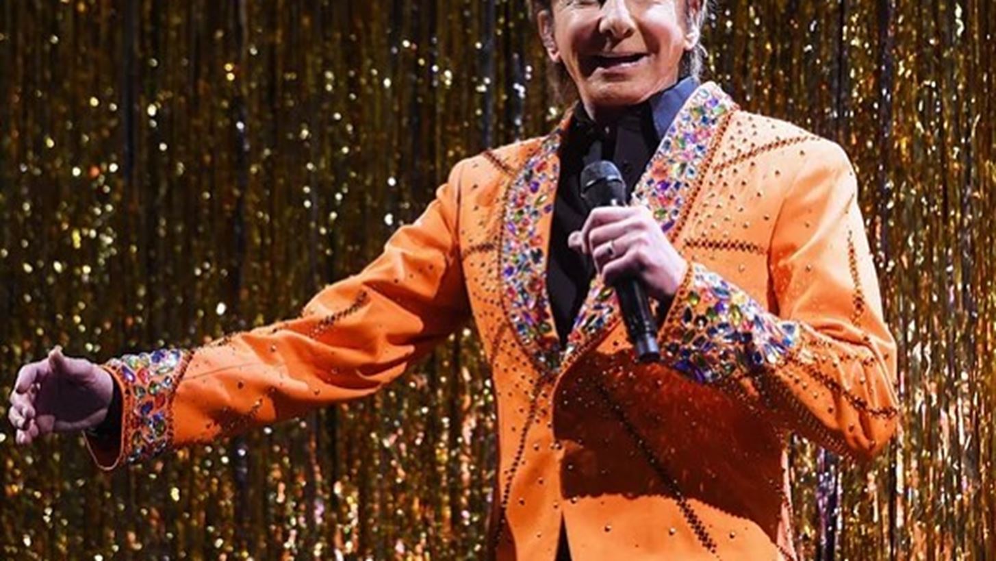 &#x39F; Barry Manilow &#x3C4;&#x3C1;&#x3B1;&#x3B3;&#x3BF;&#x3CD;&#x3B4;&#x3B7;&#x3C3;&#x3B5; &#x3C4;&#x3BF; &#x3B8;&#x3C1;&#x3C5;&#x3BB;&#x3B9;&#x3BA;&#x3CC; &quot;Copacabana&quot; &#x3C3;&#x3C4;&#x3BF; show &#x3C4;&#x3BF;&#x3C5; Michael Kors