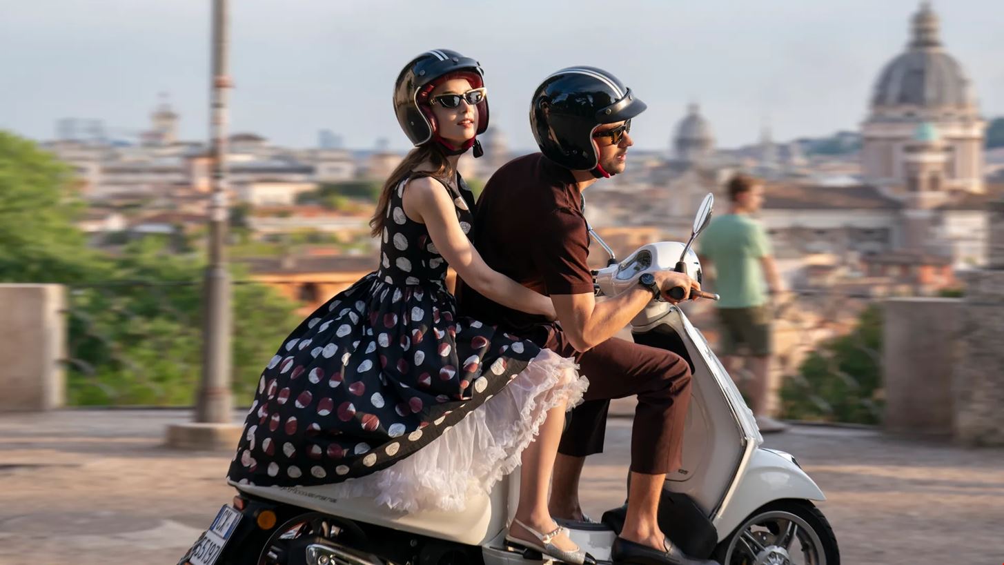 &#x39C;&#x3B5;&#x3C4;&#x3AC; &#x3C4;&#x3BF; &#x3A0;&#x3B1;&#x3C1;&#x3AF;&#x3C3;&#x3B9;, &#x3B7; Emily (in Paris) &#x3BA;&#x3B1;&#x3C4;&#x3B1;&#x3BA;&#x3C4;&#x3AC; &#x3BA;&#x3B1;&#x3B9; &#x3C4;&#x3B7; &#x3A1;&#x3CE;&#x3BC;&#x3B7;