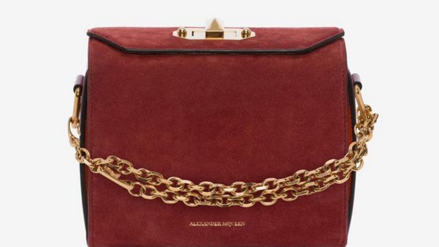 O Alexander McQueen μόλις κυκλοφόρησε μια νέα "it" τσάντα