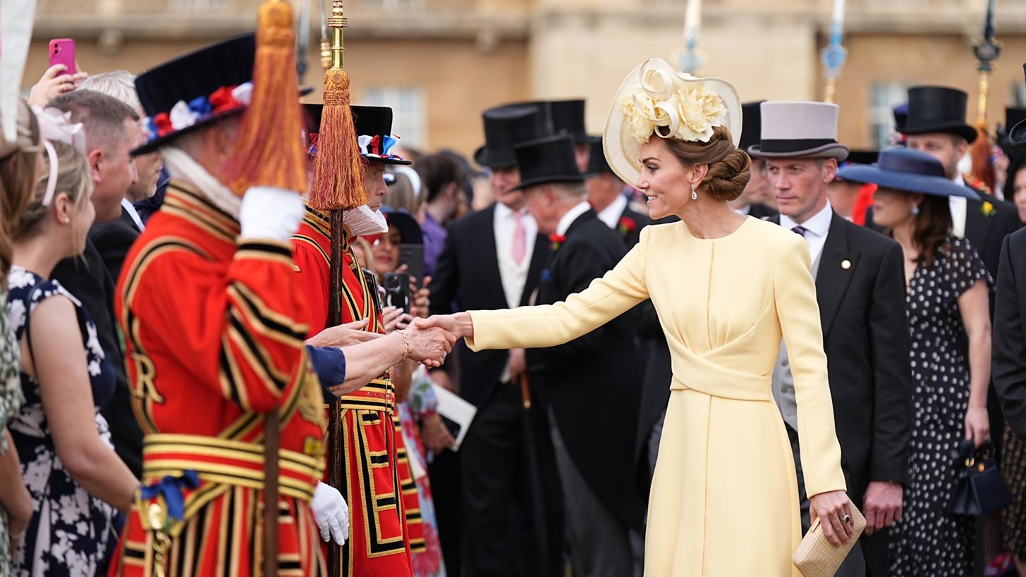 &#x397; Kate Middleton &#x3BC;&#x3B5; Emilia Wickstead &#x3C6;&#x3CC;&#x3C1;&#x3B5;&#x3BC;&#x3B1;, &#x3C6;&#x3CC;&#x3C1;&#x3BF; &#x3C4;&#x3B9;&#x3BC;&#x3AE;&#x3C2; &#x3C3;&#x3C4;&#x3B7;&#x3BD; &#x395;&#x3BB;&#x3B9;&#x3C3;&#x3AC;&#x3B2;&#x3B5;&#x3C4; &#x392;&#x27;  &#x3BA;&#x3B1;&#x3B9; &#x3C4;&#x3B1; &#x3C3;&#x3BA;&#x3BF;&#x3C5;&#x3BB;&#x3B1;&#x3C1;&#x3AF;&#x3BA;&#x3B9;&#x3B1; &#x3C4;&#x3BF;&#x3C5; &#x3B3;&#x3AC;&#x3BC;&#x3BF;&#x3C5; &#x3C4;&#x3B7;&#x3C2;