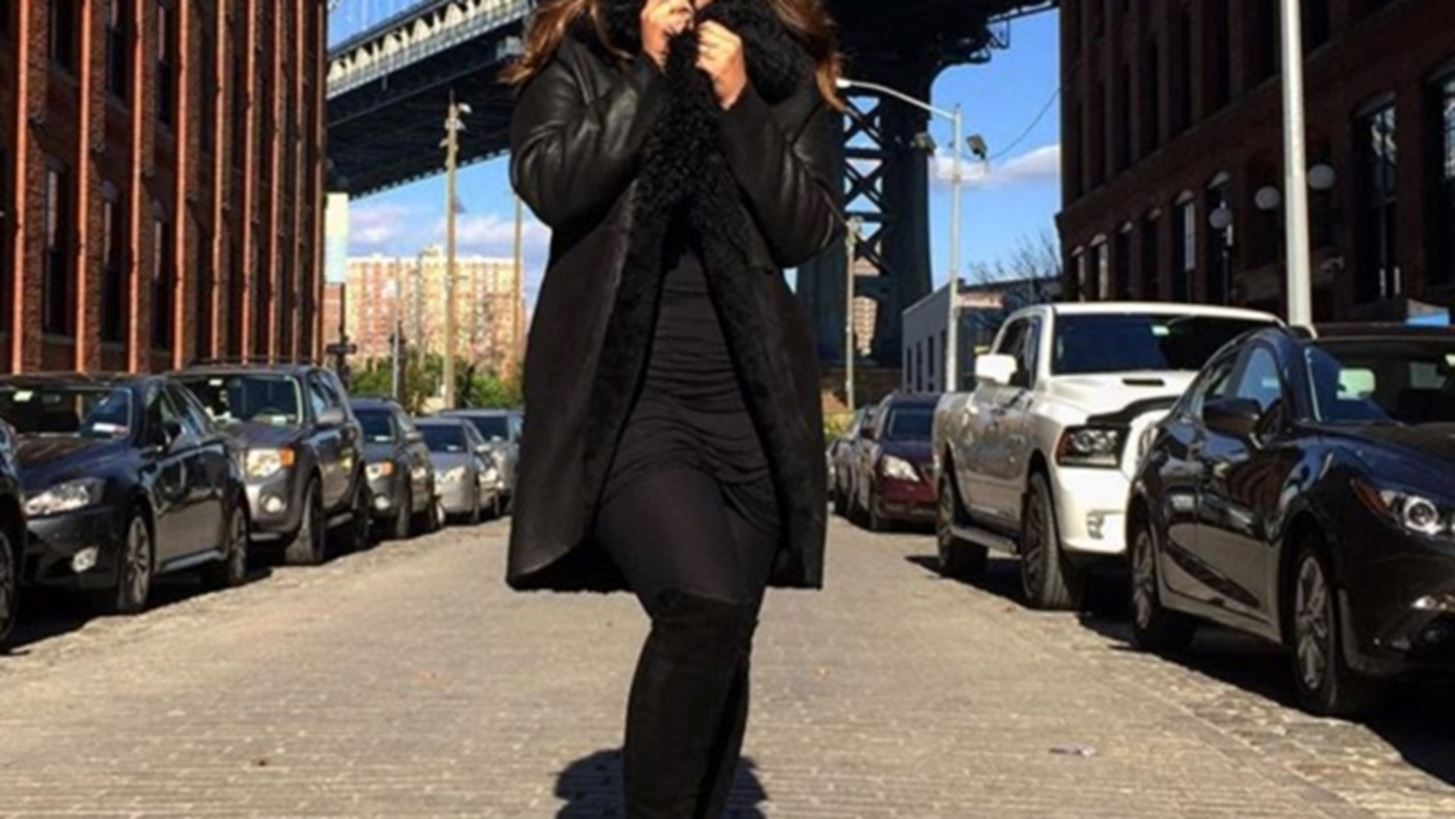 Ashley Graham: &#x3A4;&#x3BF; plus size &#x3BC;&#x3BF;&#x3BD;&#x3C4;&#x3AD;&#x3BB;&#x3BF; &#x3C0;&#x3BF;&#x3C5; &#x3C0;&#x3B5;&#x3C1;&#x3C0;&#x3AC;&#x3C4;&#x3B7;&#x3C3;&#x3B5; &#x3C3;&#x3C4;&#x3B7; &#x3C0;&#x3B1;&#x3C3;&#x3B1;&#x3C1;&#x3AD;&#x3BB;&#x3B1; &#x3C4;&#x3BF;&#x3C5; Michael Kors