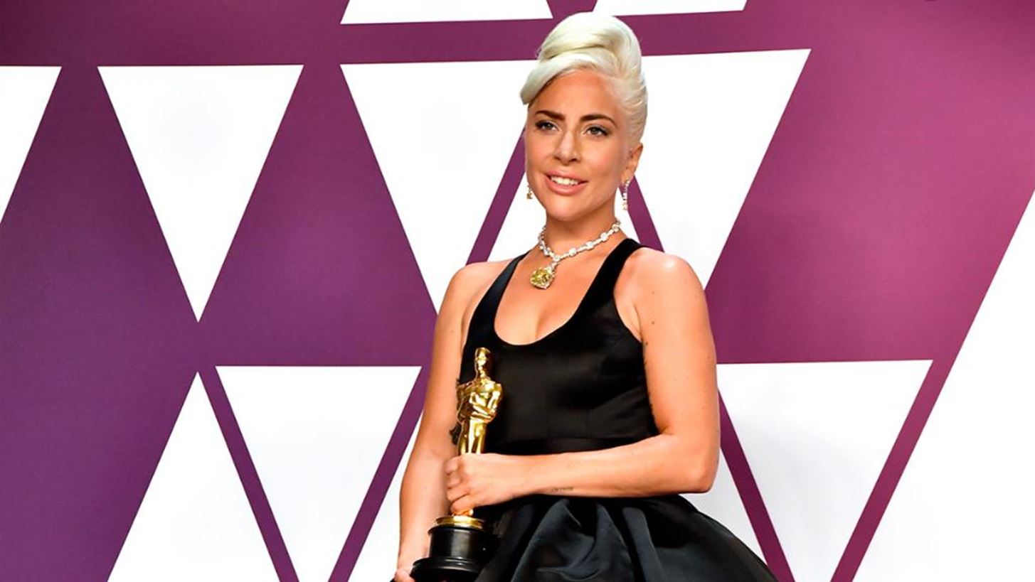 H Tudor &#x3C3;&#x3C5;&#x3B3;&#x3C7;&#x3B1;&#x3AF;&#x3C1;&#x3B5;&#x3B9; &#x3C4;&#x3B7;&#x3BD; &#x3C0;&#x3C1;&#x3AD;&#x3C3;&#x3B2;&#x3B5;&#x3B9;&#x3C1;&#x3AC; &#x3C4;&#x3B7;&#x3C2;, Lady Gaga