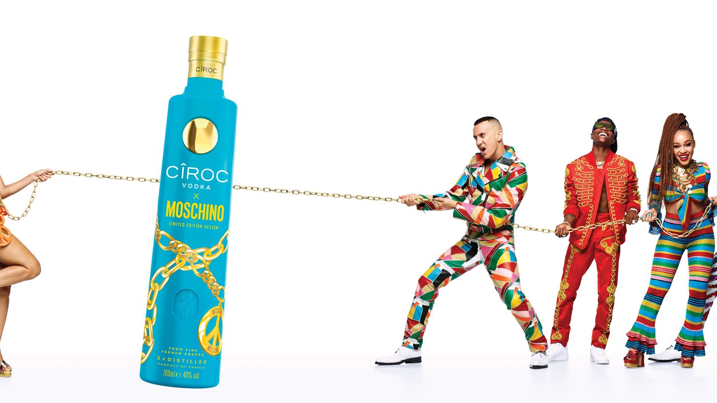 &#x397; premium Vodka C&#xCE;ROC &#x3BA;&#x3B1;&#x3B9; &#x3BF; &#x3B9;&#x3C4;&#x3B1;&#x3BB;&#x3B9;&#x3BA;&#x3CC;&#x3C2; &#x3BF;&#x3AF;&#x3BA;&#x3BF;&#x3C2; &#x3BC;&#x3CC;&#x3B4;&#x3B1;&#x3C2; Moschino &#x3B1;&#x3BD;&#x3B1;&#x3BA;&#x3BF;&#x3B9;&#x3BD;&#x3CE;&#x3BD;&#x3BF;&#x3C5;&#x3BD; &#x3BC;&#x3AF;&#x3B1; &#x3B4;&#x3C5;&#x3BD;&#x3B1;&#x3BC;&#x3B9;&#x3BA;&#x3AE; &#x3C3;&#x3C5;&#x3BD;&#x3B5;&#x3C1;&#x3B3;&#x3B1;&#x3C3;&#x3AF;&#x3B1;