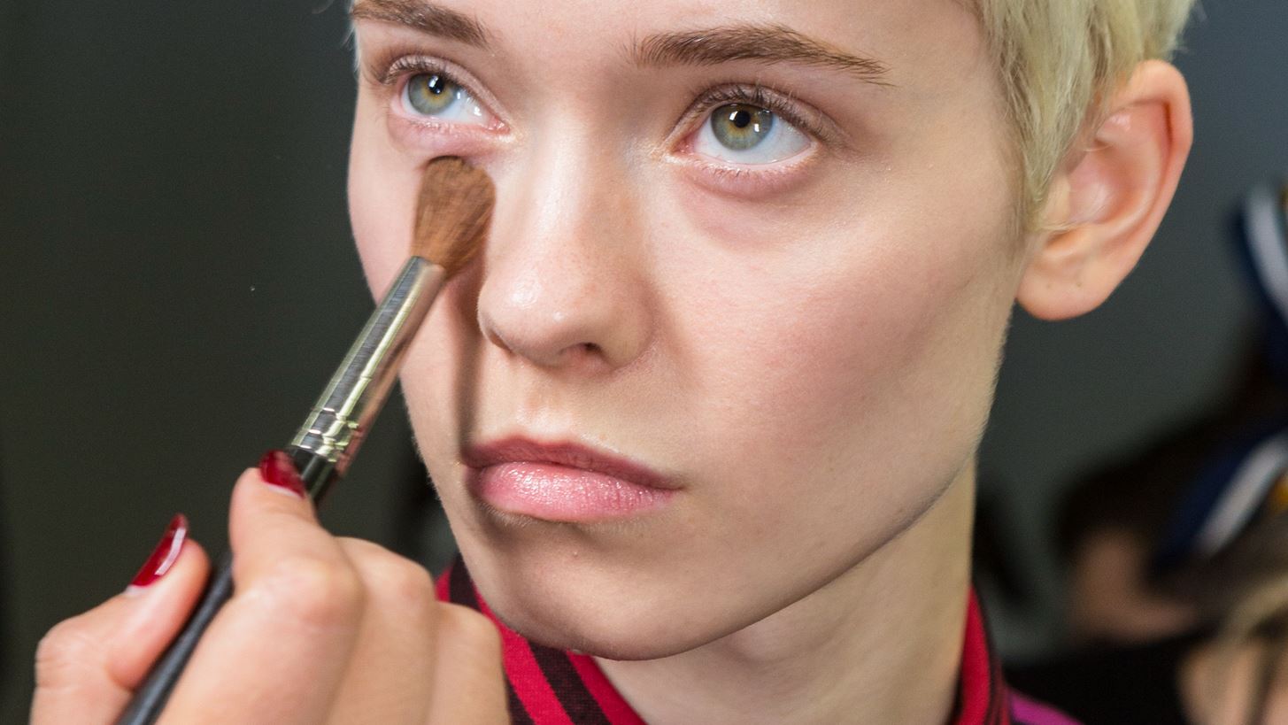 &#x3A0;&#x3CE;&#x3C2; &#x3BD;&#x3B1; &#x3B5;&#x3C6;&#x3B1;&#x3C1;&#x3BC;&#x3CC;&#x3C3;&#x3B5;&#x3B9;&#x3C2; &#x3C4;&#x3BF; highlighter &#x3C3;&#x3B1;&#x3BD; makeup artist
