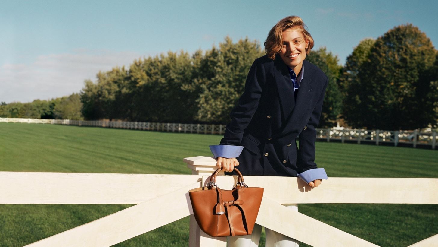 Ralph Lauren | &#x388;&#x3BD;&#x3B1; &#x3C4;&#x3B1;&#x3BE;&#x3AF;&#x3B4;&#x3B9; &#x3C3;&#x3C4;&#x3B7; &#x3B4;&#x3B9;&#x3B1;&#x3C7;&#x3C1;&#x3BF;&#x3BD;&#x3B9;&#x3BA;&#x3AE; &#x3BA;&#x3BF;&#x3BC;&#x3C8;&#x3CC;&#x3C4;&#x3B7;&#x3C4;&#x3B1; &#x3C4;&#x3C9;&#x3BD; Hamptons,  &#x3BC;&#x3AD;&#x3C3;&#x3B1; &#x3B1;&#x3C0;&#x3CC; &#x3C4;&#x3B7; &#x3BD;&#x3AD;&#x3B1; Spring 2025 &#x3C3;&#x3C5;&#x3BB;&#x3BB;&#x3BF;&#x3B3;&#x3AE;
