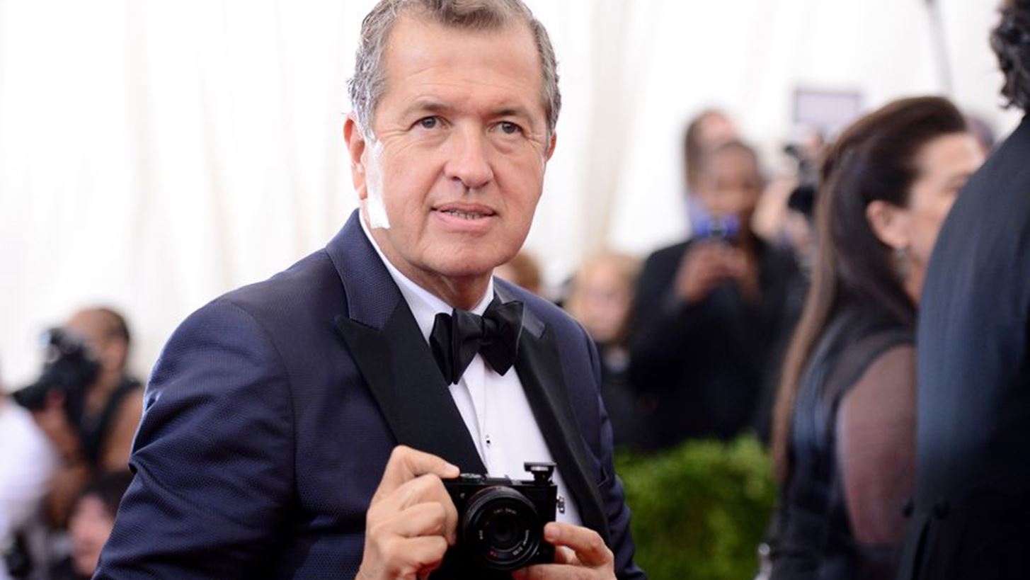 Burberry, Michael Kors &#x3BA;&#x3B1;&#x3B9; Stuart Weitzman &#x3B4;&#x3B9;&#x3B1;&#x3BA;&#x3CC;&#x3C0;&#x3C4;&#x3BF;&#x3C5;&#x3BD; &#x3C4;&#x3B7; &#x3C3;&#x3C5;&#x3BD;&#x3B5;&#x3C1;&#x3B3;&#x3B1;&#x3C3;&#x3AF;&#x3B1; &#x3C4;&#x3BF;&#x3C5;&#x3C2; &#x3BC;&#x3B5; &#x3C4;&#x3BF;&#x3BD; Mario Testino