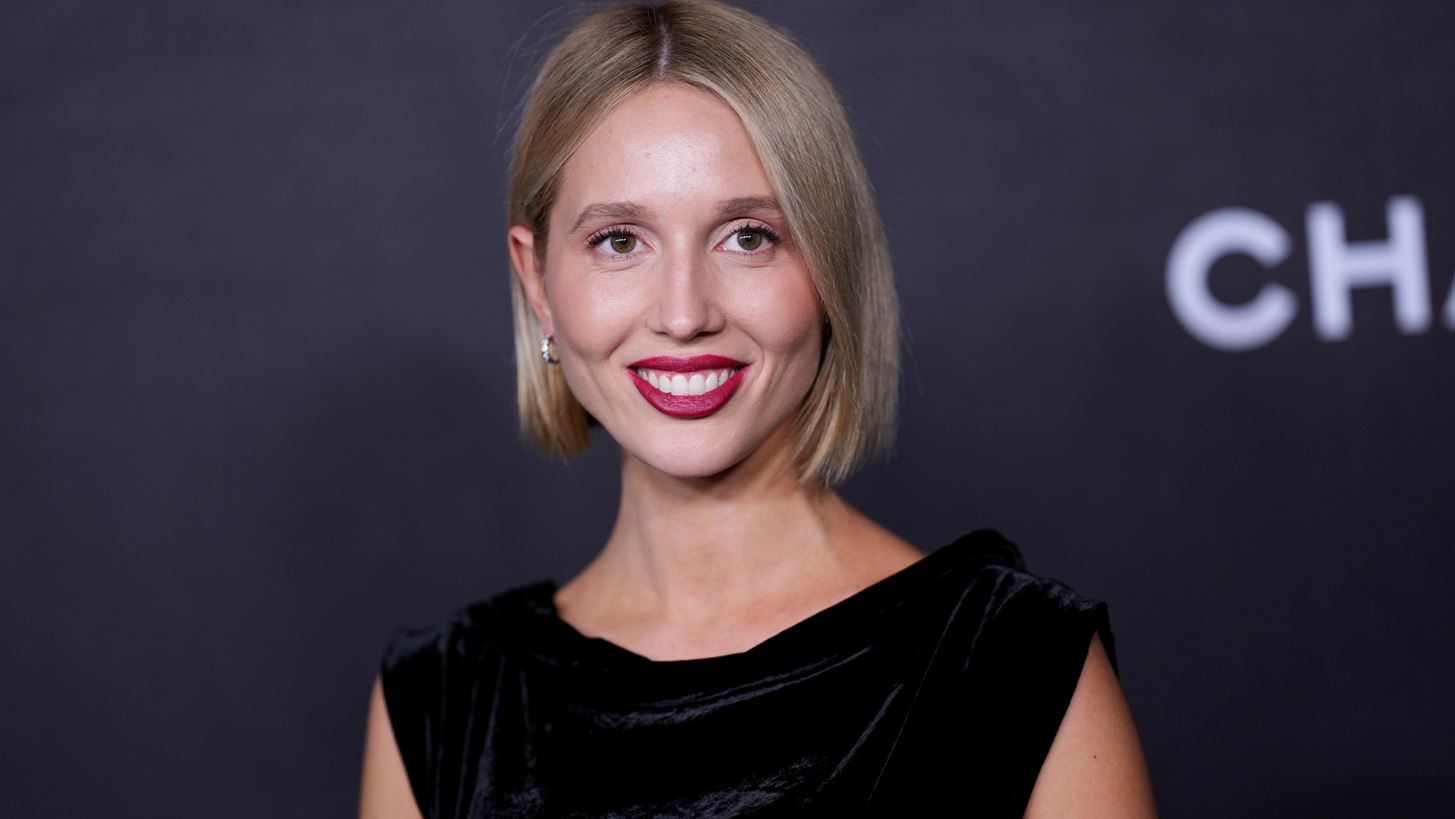 Η Μαρία Ολυμπία Ντε Γκρες με μακριά μαλλιά σε φωτογράφιση για τον οίκο Louis Vuitton