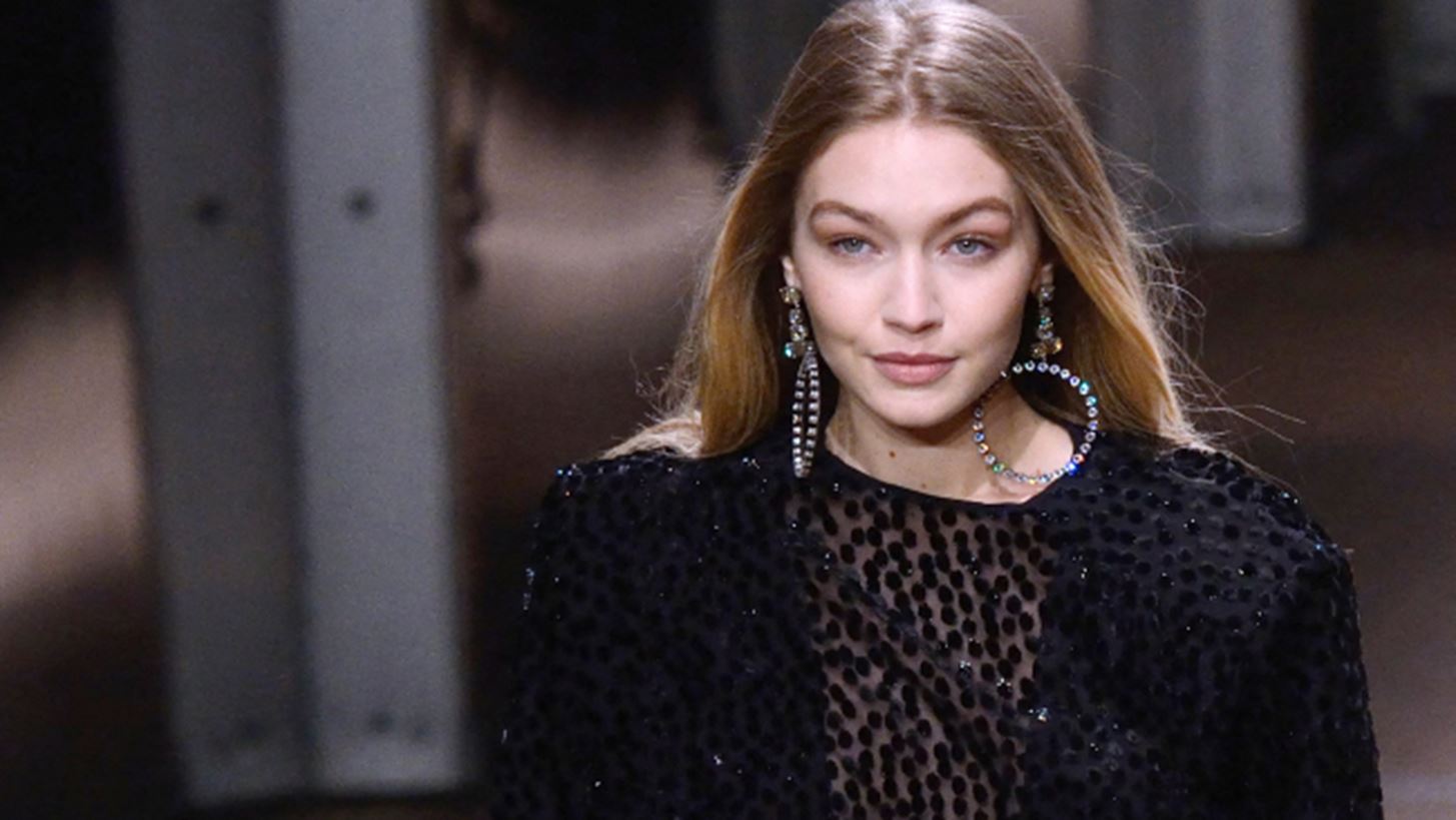 H Gigi Hadid &#x3C0;&#x3BF;&#x3B6;&#x3AC;&#x3C1;&#x3B5;&#x3B9; &#x3BC;&#x3B5; super girly &#x3C7;&#x3C4;&#x3AD;&#x3BD;&#x3B9;&#x3C3;&#x3BC;&#x3B1; &#x3C0;&#x3B1;&#x3C1;&#x3AD;&#x3B1; &#x3BC;&#x3B5; &#x3C4;&#x3B7; &#x3BC;&#x3B1;&#x3BC;&#x3AC; &#x3C4;&#x3B7;&#x3C2;