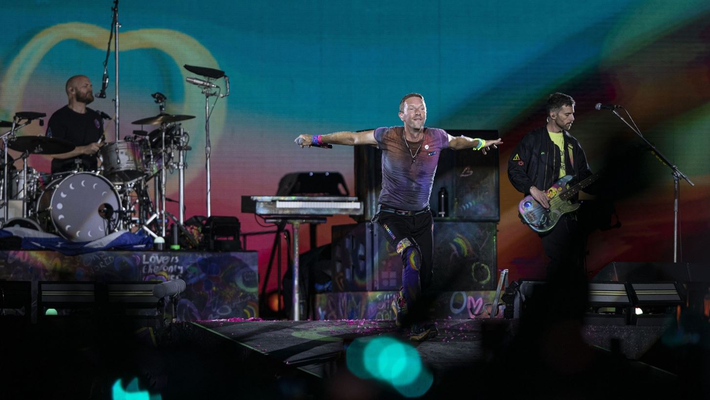 O&#x3B9; Coldplay &#x3B3;&#x3C5;&#x3C1;&#x3AF;&#x3B6;&#x3BF;&#x3C5;&#x3BD; video clip &#x3C3;&#x3C4;&#x3B7;&#x3BD; &#x391;&#x3B8;&#x3AE;&#x3BD;&#x3B1; &#x3BA;&#x3B1;&#x3B9; &#x3C3;&#x3B5; &#x3BA;&#x3B1;&#x3BB;&#x3BF;&#x3CD;&#x3BD; &#x3BD;&#x3B1; &#x3C0;&#x3AC;&#x3C1;&#x3B5;&#x3B9;&#x3C2; &#x3BC;&#x3AD;&#x3C1;&#x3BF;&#x3C2;