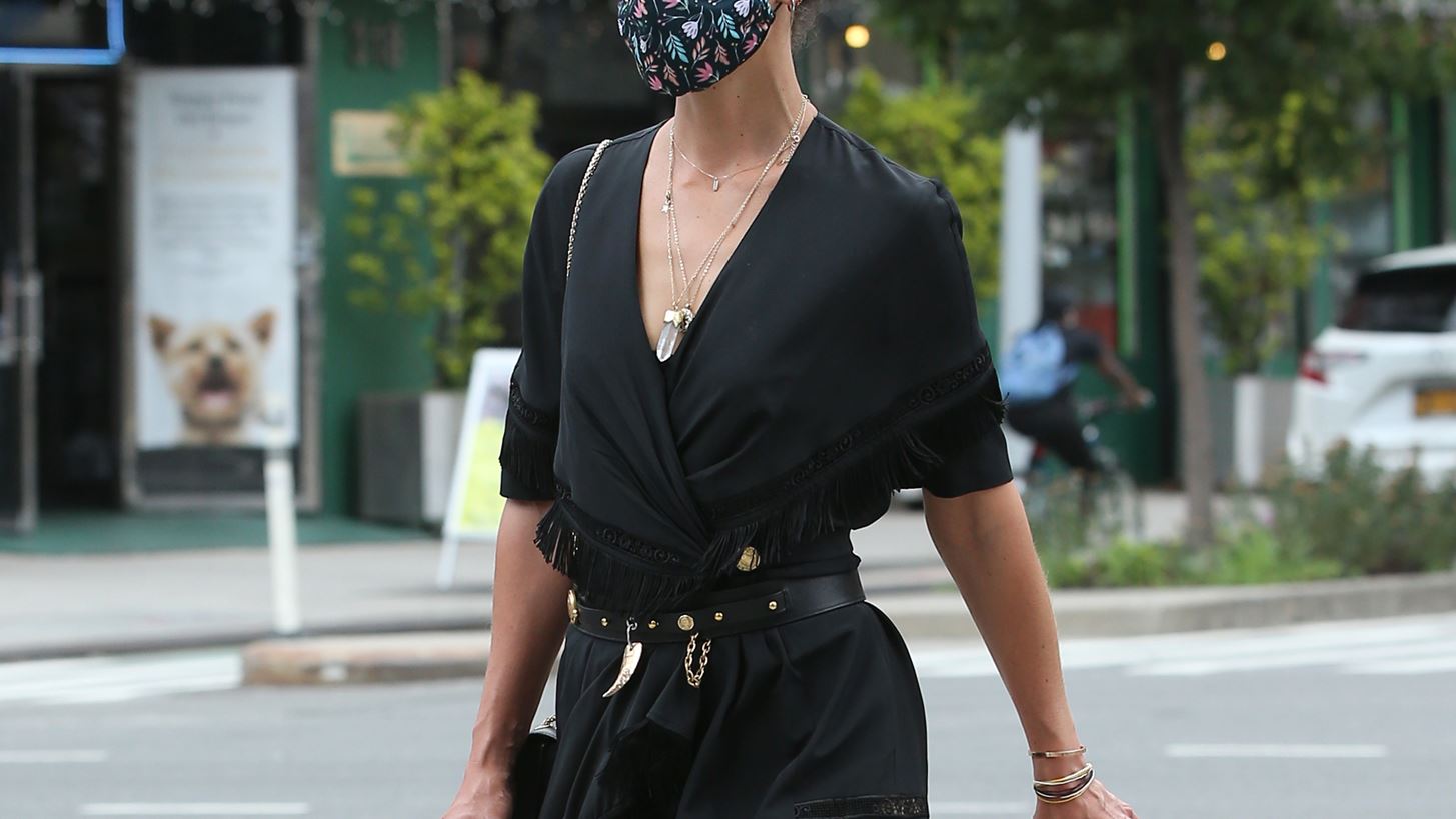 &#x397; Katie Holmes &#x3BC;&#x3B5; total black