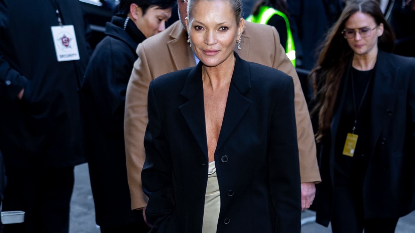 Kate Moss | &#x397; &#x3B5;&#x3BC;&#x3C6;&#x3AC;&#x3BD;&#x3B9;&#x3C3;&#x3AE; &#x3C4;&#x3B7;&#x3C2; &#x3C3;&#x3C4;&#x3B7;&#x3BD; &#x3B5;&#x3C0;&#x3AF;&#x3B4;&#x3B5;&#x3B9;&#x3BE;&#x3B7; &#x3BC;&#x3CC;&#x3B4;&#x3B1;&#x3C2; &#x3C4;&#x3BF;&#x3C5; Calvin Klein &#x3BC;&#x3B5; look-&#x3C6;&#x3CC;&#x3C1;&#x3BF; &#x3C4;&#x3B9;&#x3BC;&#x3AE;&#x3C2; &#x3C3;&#x3C4;&#x3B1; &#x2018;90s