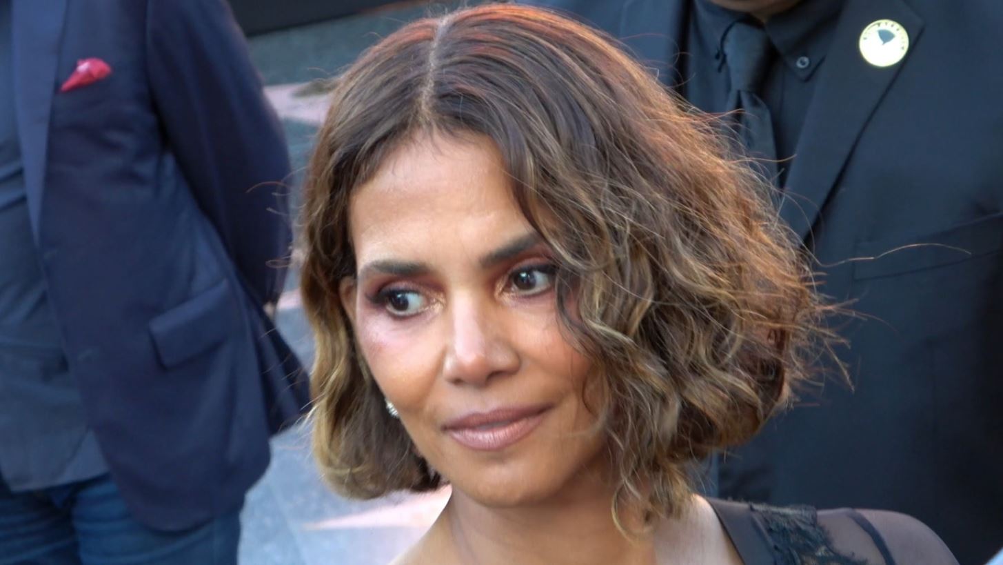 Halle Berry | &#x388;&#x3BA;&#x3BB;&#x3B5;&#x3C8;&#x3B5; &#x3C4;&#x3B7;&#x3BD; &#x3C0;&#x3B1;&#x3C1;&#x3AC;&#x3C3;&#x3C4;&#x3B1;&#x3C3;&#x3B7; &#x3BC;&#x3B5; &#x3C4;&#x3BF; naked dress &#x3C0;&#x3BF;&#x3C5; &#x3B5;&#x3C0;&#x3AD;&#x3BB;&#x3B5;&#x3BE;&#x3B5; &#x3B3;&#x3B9;&#x3B1; &#x3C4;&#x3B7;&#x3BD; &#x3C0;&#x3C1;&#x3B5;&#x3BC;&#x3B9;&#x3AD;&#x3C1;&#x3B1; &#x3C4;&#x3B7;&#x3C2; &#x3C4;&#x3B1;&#x3B9;&#x3BD;&#x3AF;&#x3B1;&#x3C2; The Union