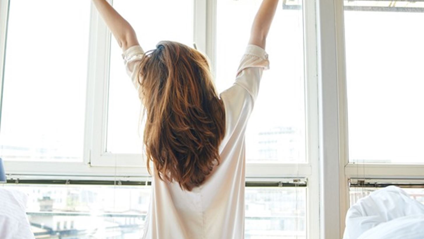 Σου φαίνεται δύσκολο το πρωινό ξύπνημα; Οι κινήσεις πριν κοιμηθείς και αφού ξυπνήσεις για να φαίνεσαι φρέσκια