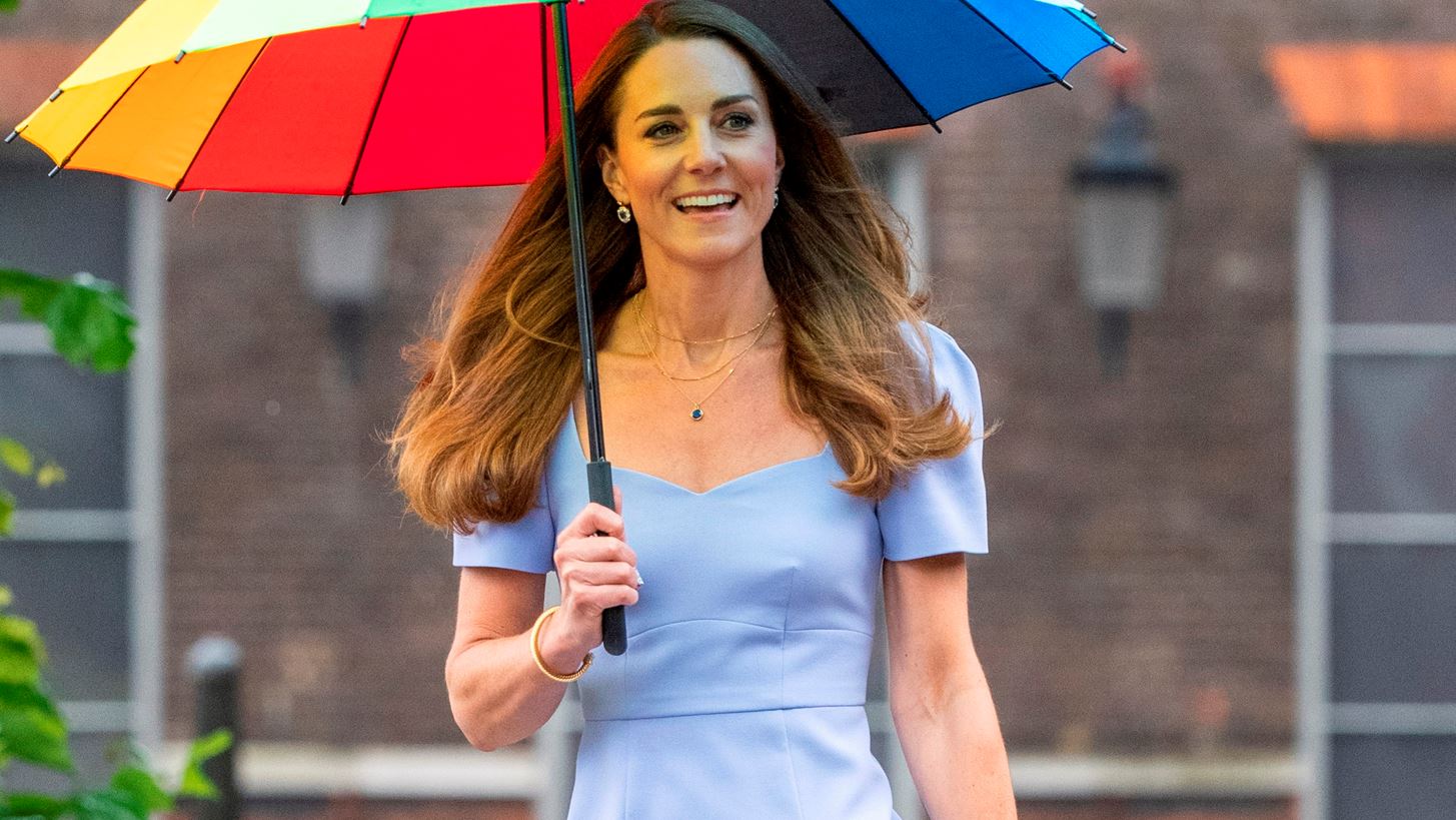 Kate Middleton | Η εμφάνιση με την πολύχρωμη ομπρέλα που τράβηξε τα βλέμματα