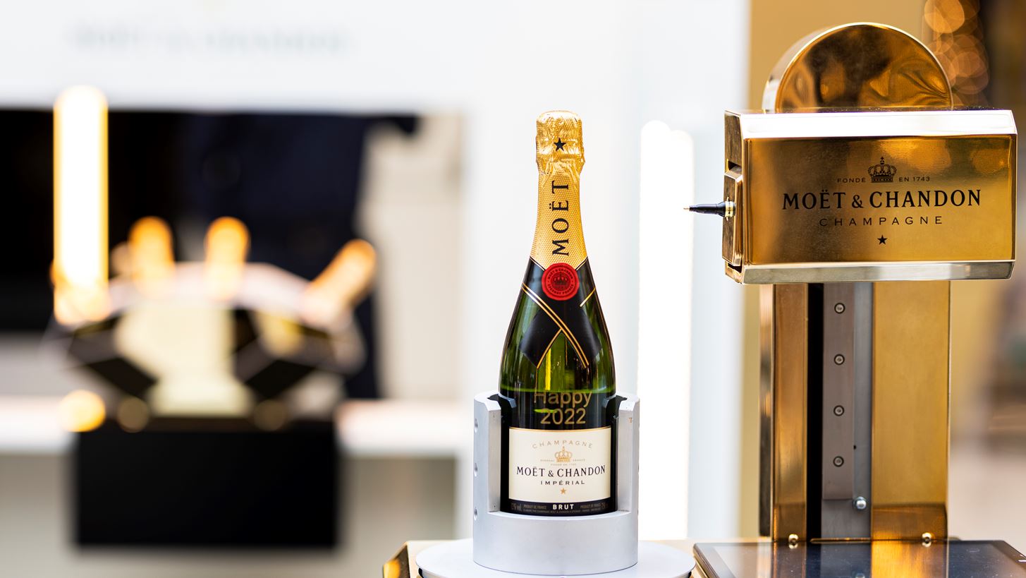 H Mo&#xEB;t &amp; Chandon &#x3BC;&#x3AC;&#x3C2; &#x3C5;&#x3C0;&#x3BF;&#x3B4;&#x3AD;&#x3C7;&#x3B5;&#x3C4;&#x3B1;&#x3B9; &#x3C3;&#x3C4;&#x3BF; &#x3BC;&#x3BF;&#x3BD;&#x3B1;&#x3B4;&#x3B9;&#x3BA;&#x3CC; pop up store &#x3C3;&#x3C4;&#x3BF; Golden Hall