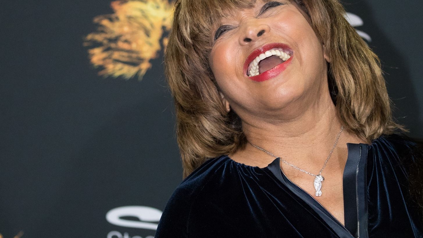 &#x38C;&#x3C4;&#x3B1;&#x3BD; &#x3B7; Tina Turner &#x3AD;&#x3C1;&#x3B9;&#x3BE;&#x3B5; &#x3C7;&#x3C5;&#x3BB;&#x3CC;&#x3C0;&#x3B9;&#x3C4;&#x3B1; &#x3C3;&#x3C4;&#x3BF;&#x3BD; Steven Spielberg