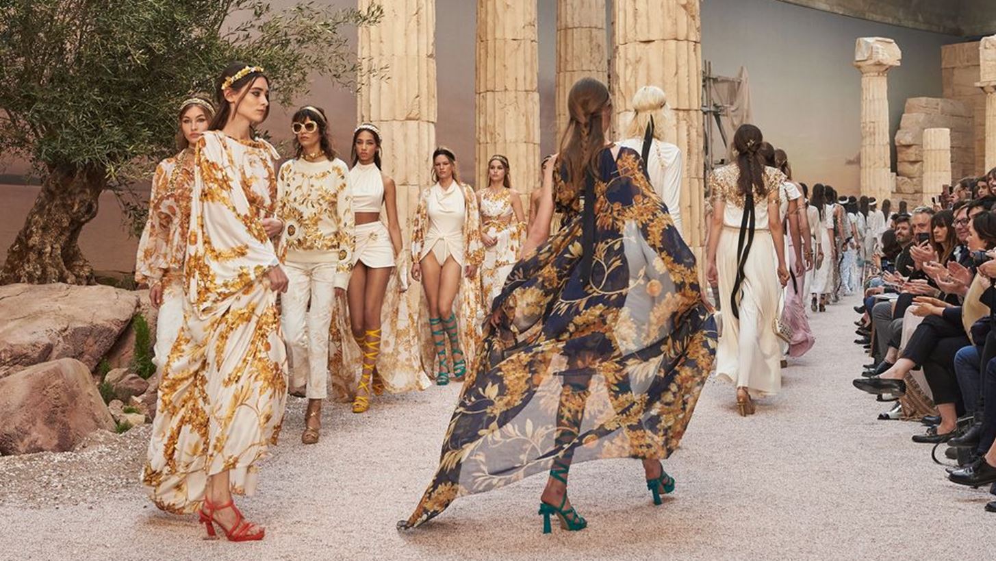 &#x3A4;&#x3BF; MadameFigaro.gr &#x3C3;&#x3C4;&#x3B7;&#x3BD; &#x3C0;&#x3B1;&#x3C1;&#x3BF;&#x3C5;&#x3C3;&#x3AF;&#x3B1;&#x3C3;&#x3B7; &#x3C4;&#x3B7;&#x3C2; Cruise &#x3C3;&#x3C5;&#x3BB;&#x3BB;&#x3BF;&#x3B3;&#x3AE;&#x3C2; &#x3C4;&#x3B7;&#x3C2; Chanel &#x3C3;&#x3C4;&#x3BF; &#x3A0;&#x3B1;&#x3C1;&#x3AF;&#x3C3;&#x3B9;