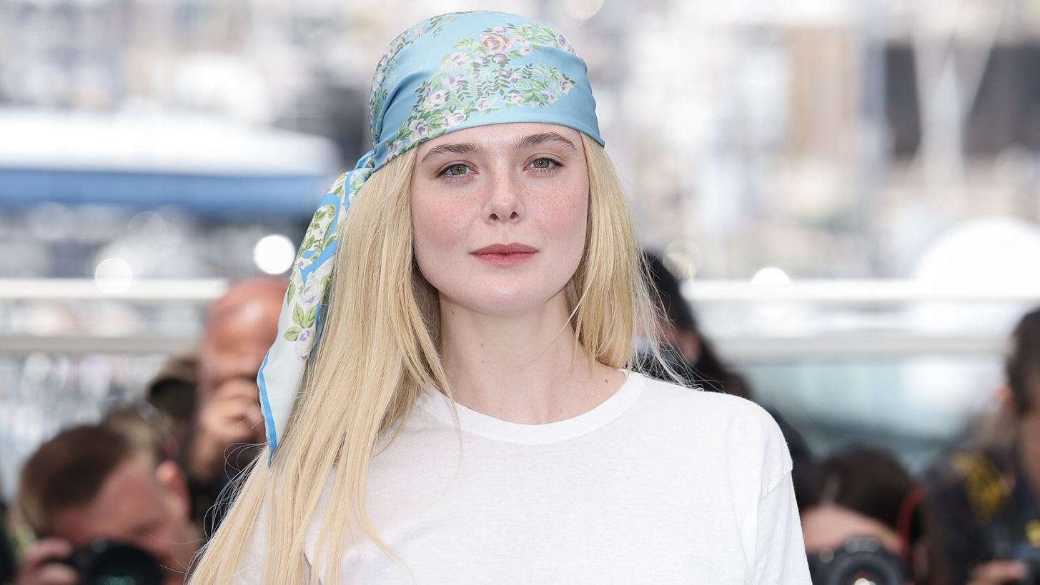Elle Fanning | &#x397; &#x3B5;&#x3BC;&#x3C6;&#x3AC;&#x3BD;&#x3B9;&#x3C3;&#x3B7; &#x3C3;&#x3C4;&#x3B9;&#x3C2; &#x39A;&#x3AC;&#x3BD;&#x3BD;&#x3B5;&#x3C2; &#x3BC;&#x3B5; &#x3AD;&#x3BD;&#x3B1; &#x3BC;&#x3C0;&#x3BB;&#x3BF;&#x3C5;&#x3B6;&#x3AC;&#x3BA;&#x3B9; &#x3B1;&#x3C0;&#x3CC; 11&#x3C7;&#x3C1;&#x3BF;&#x3BD;o &#x3C3;&#x3C7;&#x3B5;&#x3B4;&#x3B9;&#x3B1;&#x3C3;&#x3C4;&#x3AE; streetwear