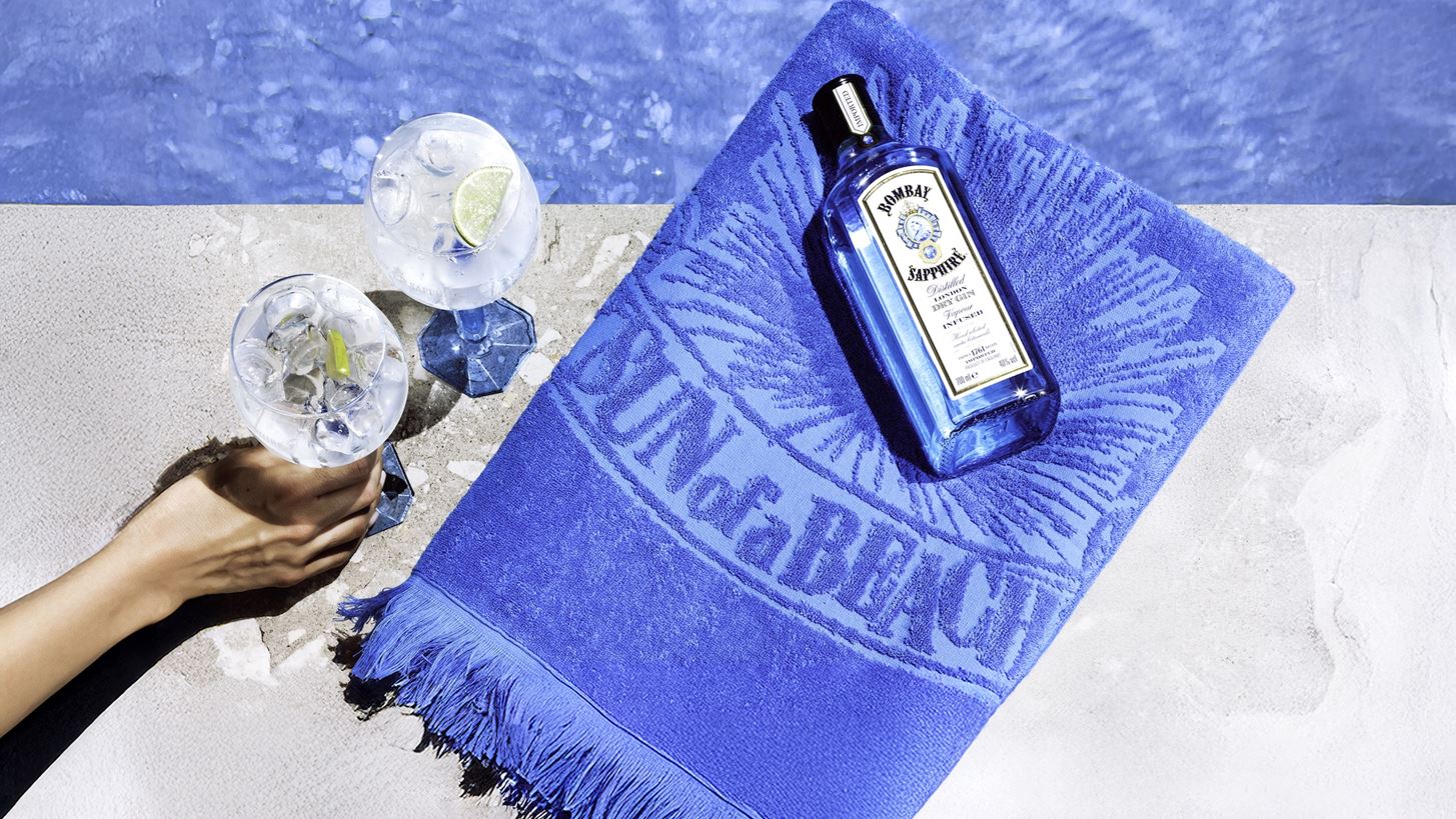 &#x3A4;&#x3BF; Bombay Sapphire &#x3C3;&#x3C5;&#x3BD;&#x3B5;&#x3C1;&#x3B3;&#x3AC;&#x3B6;&#x3B5;&#x3C4;&#x3B1;&#x3B9; &#x3BC;&#x3B5; &#x3C4;&#x3BF; &#x3B5;&#x3BB;&#x3BB;&#x3B7;&#x3BD;&#x3B9;&#x3BA;&#x3CC; brand Sun of a Beach &#x3B3;&#x3B9;&#x3B1; &#x3C4;&#x3BF; &#x3C0;&#x3B9;&#x3BF; &#x3BC;&#x3C0;&#x3BB;&#x3B5; &#x3BA;&#x3B1;&#x3BB;&#x3BF;&#x3BA;&#x3B1;&#x3AF;&#x3C1;&#x3B9;!