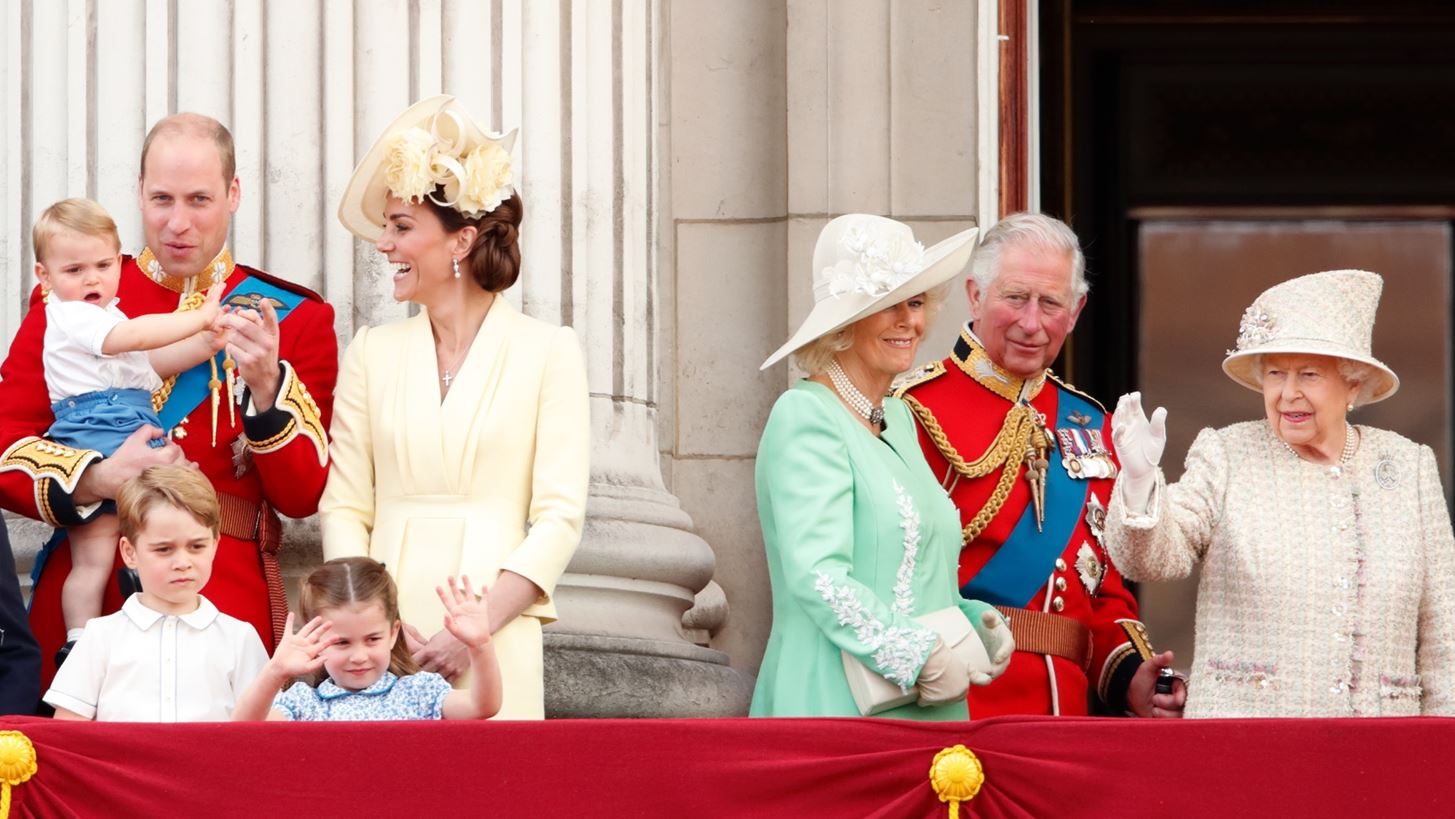 Trooping the Colour | &#x397; &#x3C0;&#x3C1;&#x3CE;&#x3C4;&#x3B7; &#x3C6;&#x3BF;&#x3C1;&#x3AC; &#x3C0;&#x3BF;&#x3C5; &#x3BF; &#x3C0;&#x3C1;&#x3AF;&#x3B3;&#x3BA;&#x3B9;&#x3C0;&#x3B1;&#x3C2; Louis &#x3C0;&#x3B1;&#x3C1;&#x3B1;&#x3BA;&#x3BF;&#x3BB;&#x3BF;&#x3CD;&#x3B8;&#x3B7;&#x3C3;&#x3B5; &#x3C4;&#x3B7;&#x3BD; &#x3C0;&#x3B1;&#x3C1;&#x3AD;&#x3BB;&#x3B1;&#x3C3;&#x3B7;