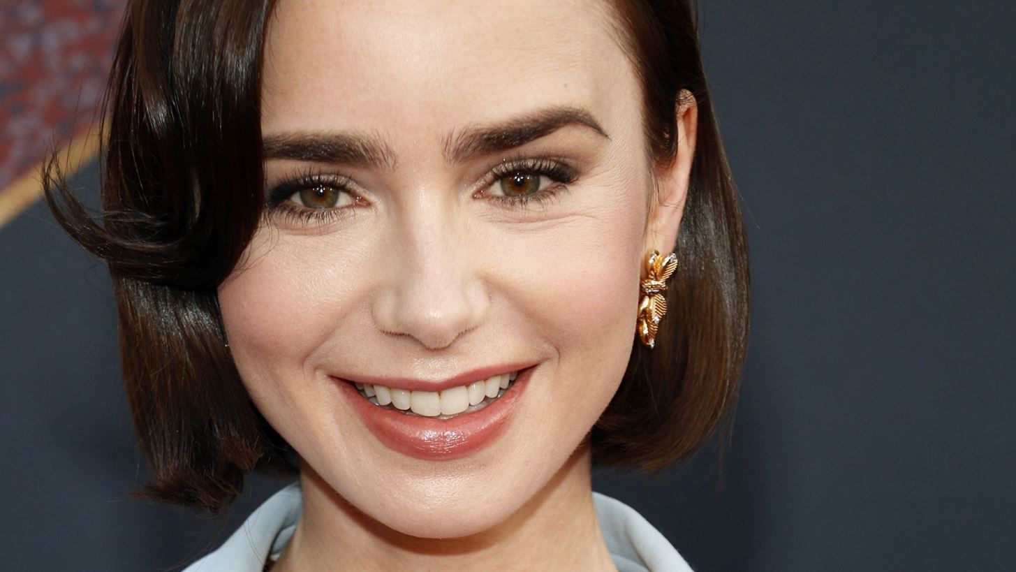 Lily Collins | &#x3A4;&#x3BF; &#x3BA;&#x3BF;&#x3B9;&#x3BD;&#x3CC; &#x3C7;&#x3B1;&#x3C1;&#x3B1;&#x3BA;&#x3C4;&#x3B7;&#x3C1;&#x3B9;&#x3C3;&#x3C4;&#x3B9;&#x3BA;&#x3CC; &#x3BC;&#x3B5; &#x3C4;&#x3B7;&#x3BD; &#x3B7;&#x3C1;&#x3C9;&#x3AF;&#x3B4;&#x3B1; &#x3C4;&#x3B7;&#x3C2; &#x3C3;&#x3C4;&#x3BF; Emily In Paris &#x3C0;&#x3BF;&#x3C5; &#x3CC;&#x3BC;&#x3C9;&#x3C2; &#x3B4;&#x3B5;&#x3BD; &#x3B8;&#x3AD;&#x3BB;&#x3B5;&#x3B9; &#x3BD;&#x3B1; &#x3AD;&#x3C7;&#x3B5;&#x3B9;