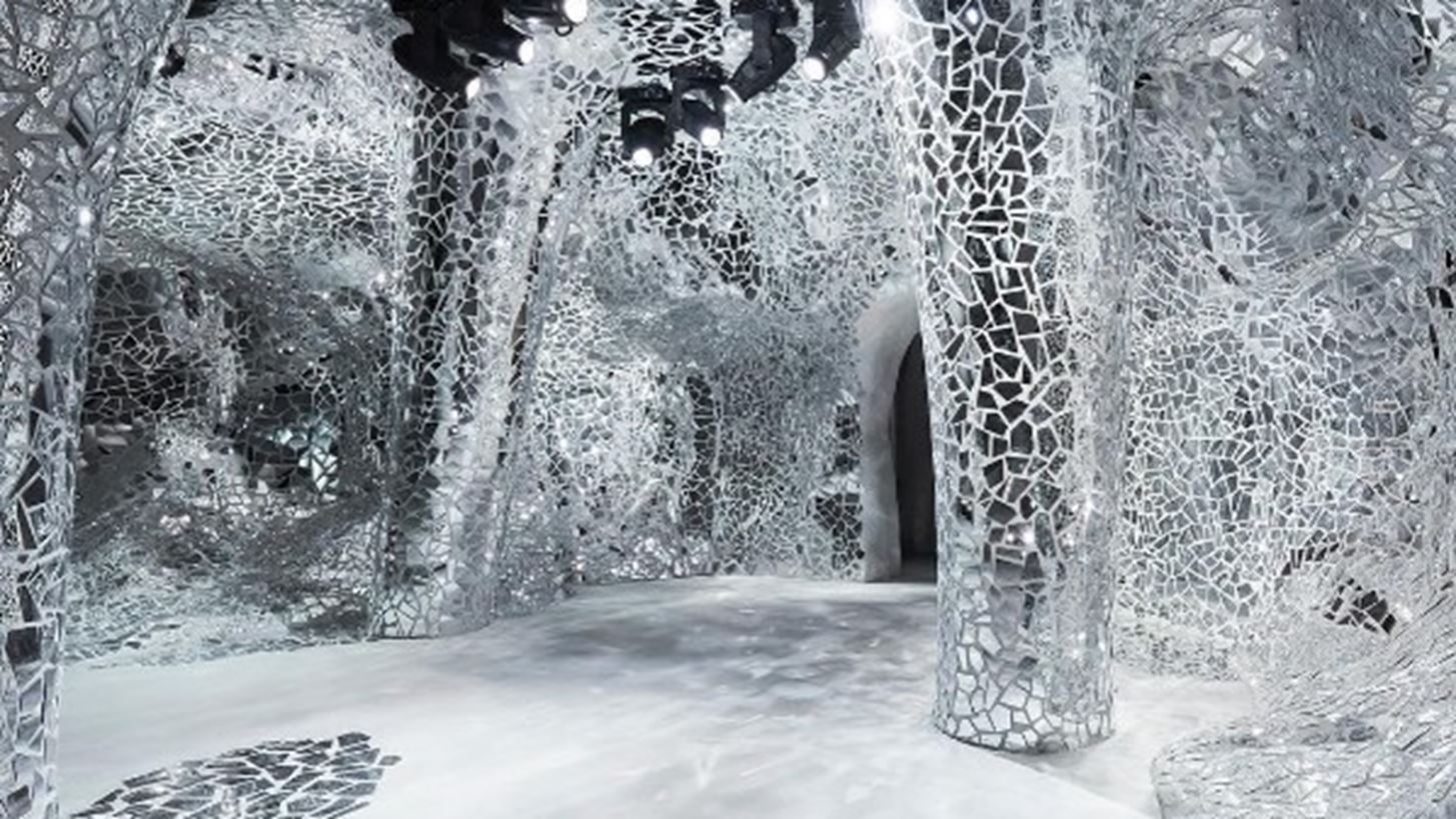 Dior Άνοιξη/ Καλοκαίρι 2018 | Οι πρώτες φωτογραφίες από το -κυριολεκτικά- πιο λαμπερό fashion show