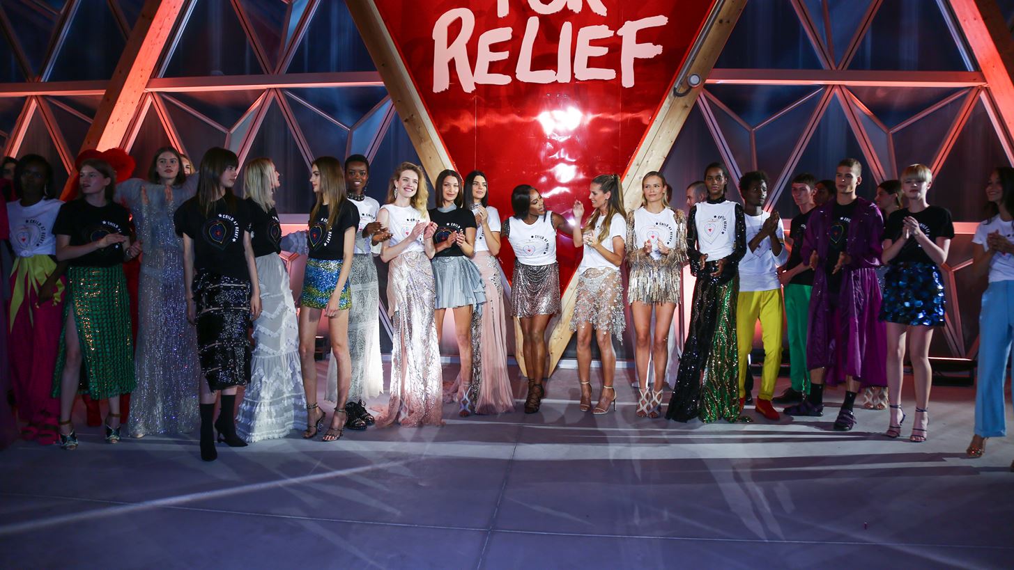 Naomi Campbell - Kate Moss: &#x39F;&#x3B9; &#x3B8;&#x3C1;&#x3CD;&#x3BB;&#x3BF;&#x3B9; &#x3C4;&#x3BF;&#x3C5; modelling &#x3C0;&#x3C1;&#x3C9;&#x3C4;&#x3B1;&#x3B3;&#x3C9;&#x3BD;&#x3AF;&#x3C3;&#x3C4;&#x3B7;&#x3C3;&#x3B1;&#x3BD; &#x3C3;&#x3C4;&#x3BF;  &quot;Fashion for Relief show&quot;