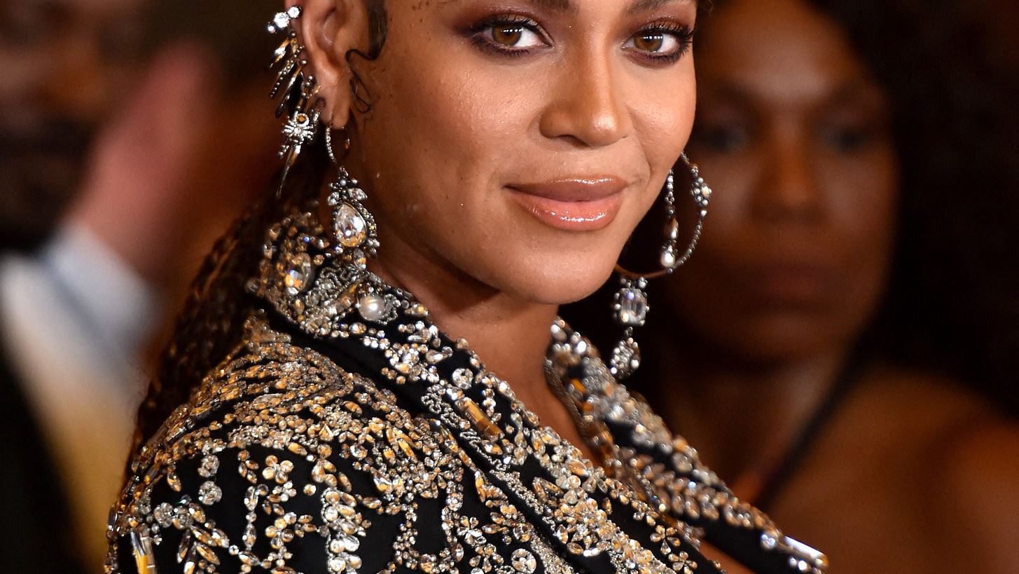 Beyonc&#xE9; | &#x39C;&#x3B5; &#x3B5;&#x3BD;&#x3C4;&#x3C5;&#x3C0;&#x3C9;&#x3C3;&#x3B9;&#x3B1;&#x3BA;&#x3AE; custom &#x3B4;&#x3B7;&#x3BC;&#x3B9;&#x3BF;&#x3C5;&#x3C1;&#x3B3;&#x3AF;&#x3B1; &#x3C4;&#x3B7;&#x3C2; Mary Katrantzou &#x3C3;&#x3C4;&#x3B7;&#x3BD; &#x3C0;&#x3B1;&#x3B3;&#x3BA;&#x3CC;&#x3C3;&#x3BC;&#x3B9;&#x3B1; &#x3C0;&#x3B5;&#x3C1;&#x3B9;&#x3BF;&#x3B4;&#x3B5;&#x3AF;&#x3B1; &#x3C4;&#x3B7;&#x3C2;