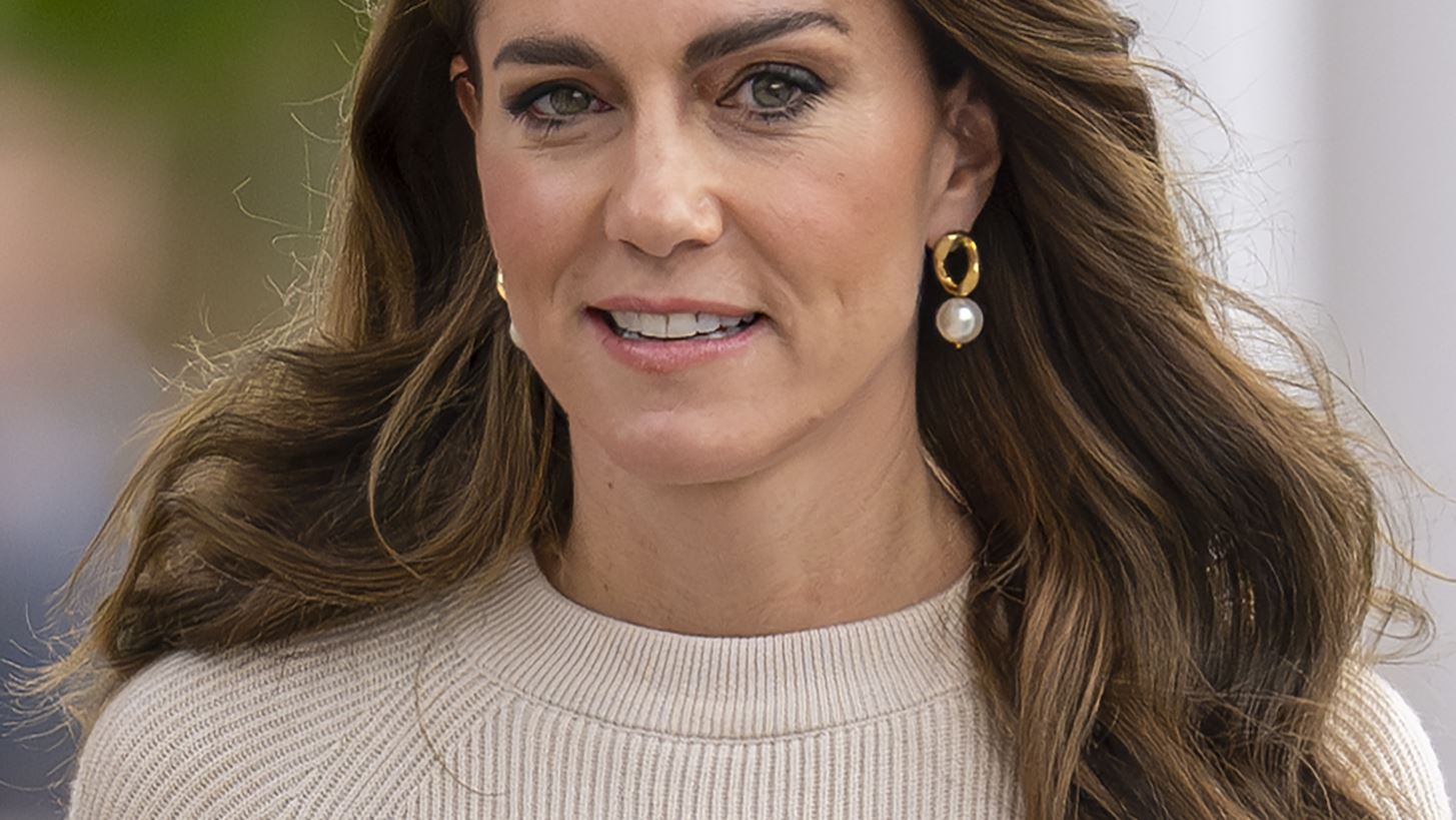 H Kate Middleton &#x3B1;&#x3C6;&#x3AE;&#x3BD;&#x3B5;&#x3B9; &#x3B3;&#x3B9;&#x3B1; &#x3C0;&#x3C1;&#x3CE;&#x3C4;&#x3B7; &#x3C6;&#x3BF;&#x3C1;&#x3AC; &#x3C4;&#x3BF; &#x3A0;&#x3B1;&#x3BB;&#x3AC;&#x3C4;&#x3B9; &#x3C0;&#x3C1;&#x3BF;&#x3BA;&#x3B5;&#x3B9;&#x3BC;&#x3AD;&#x3BD;&#x3BF;&#x3C5; &#x3BD;&#x3B1; &#x3B5;&#x3C0;&#x3B9;&#x3C3;&#x3BA;&#x3B5;&#x3C6;&#x3B8;&#x3B5;&#x3AF; &#x3C4;&#x3BF;&#x3BD; &#x392;&#x3B1;&#x3C3;&#x3B9;&#x3BB;&#x3B9;&#x3AC; &#x39A;&#x3AC;&#x3C1;&#x3BF;&#x3BB;&#x3BF;