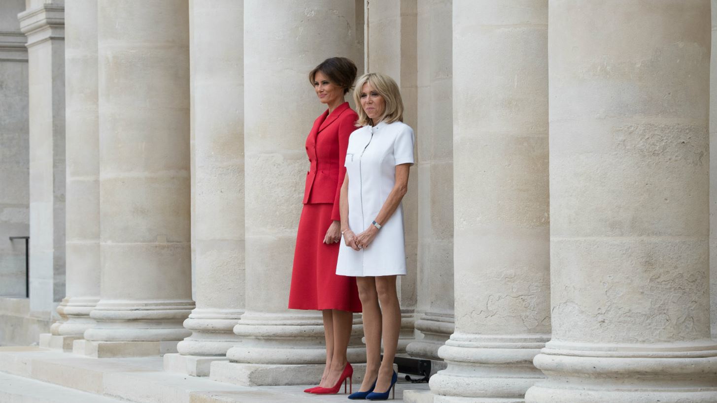 Brigitte Macron- &#x39C;elania Trump: &#x39F;&#x3B9; &#x3B4;&#x3CD;&#x3BF; &#x3A0;&#x3C1;&#x3CE;&#x3C4;&#x3B5;&#x3C2; &#x39A;&#x3C5;&#x3C1;&#x3AF;&#x3B5;&#x3C2; &#x3C3;&#x3C5;&#x3BD;&#x3B1;&#x3BD;&#x3C4;&#x3B9;&#x3BF;&#x3CD;&#x3BD;&#x3C4;&#x3B1;&#x3B9; &#x3C3;&#x3C4;&#x3BF; &#x3A0;&#x3B1;&#x3C1;&#x3AF;&#x3C3;&#x3B9;